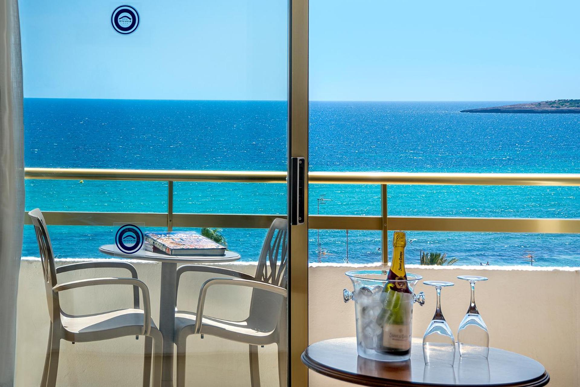 Double or Twin Room with Sea View photo 3
