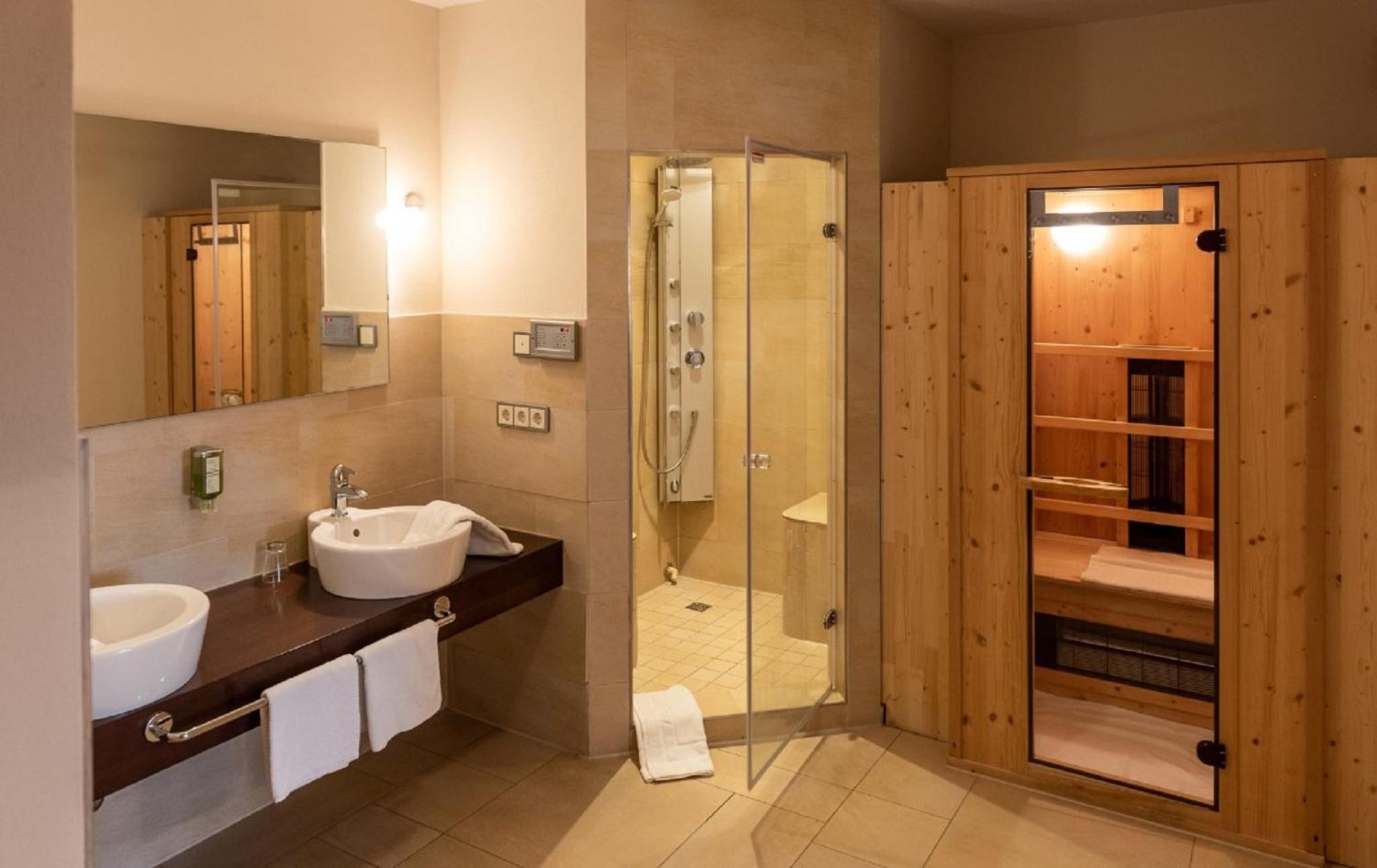 Suite mit Dampfbad und Infrarot Sauna photo 3