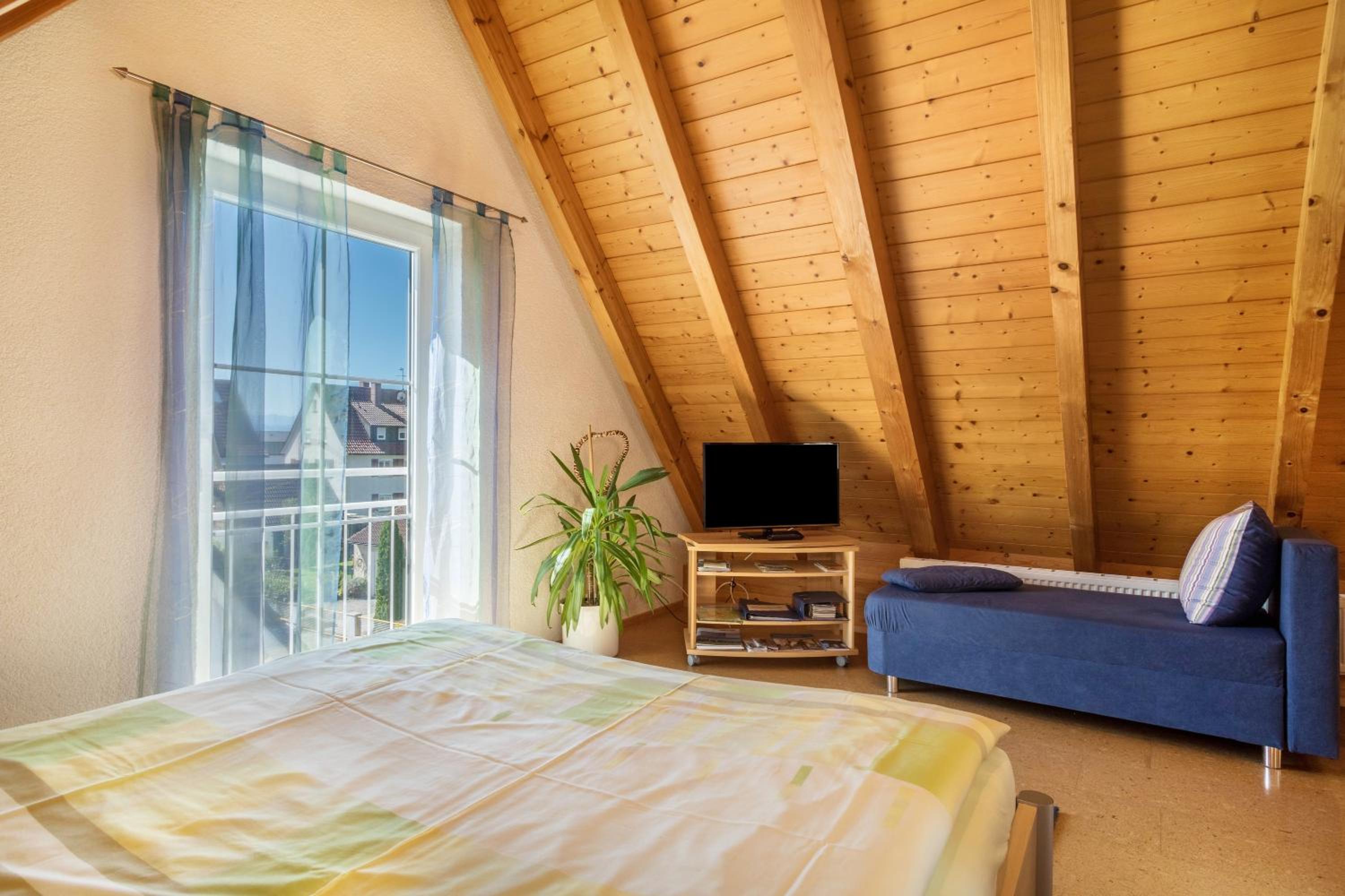 One-Bedroom Apartment with Garden photo 3
