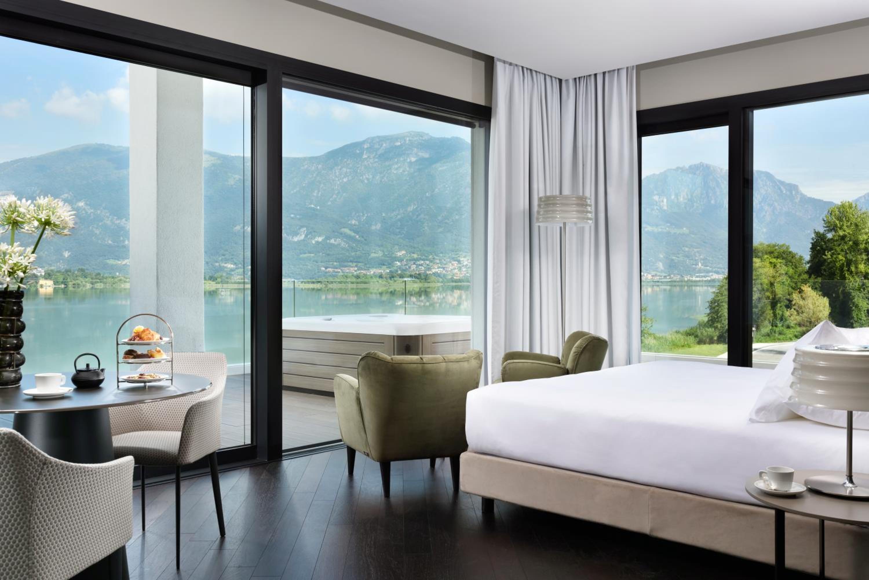 King Suite with Spa Bath - Photo 1