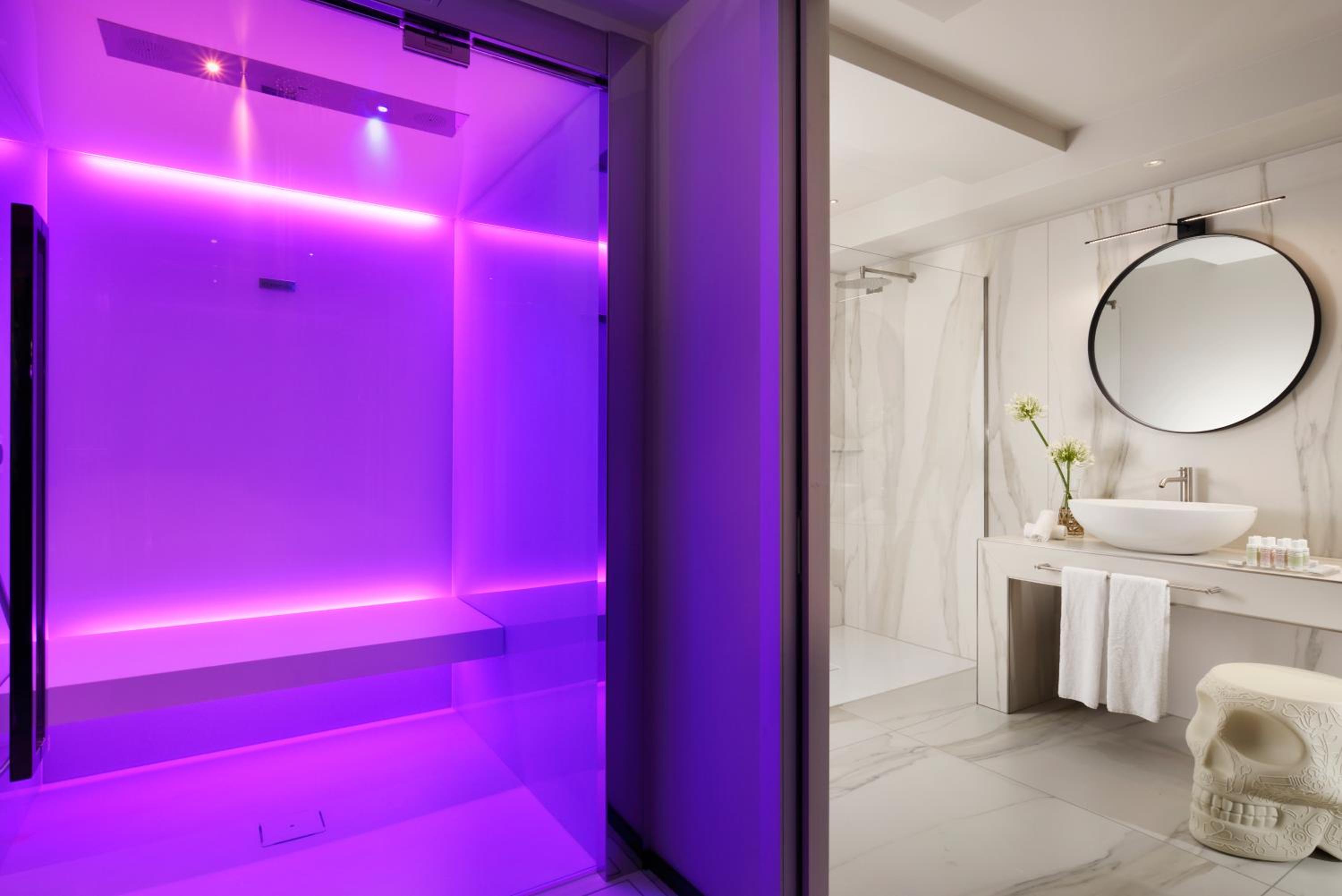 King Suite with Spa Bath - Photo 4