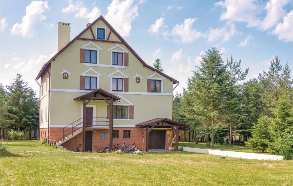 Seven-Bedroom House photo 1