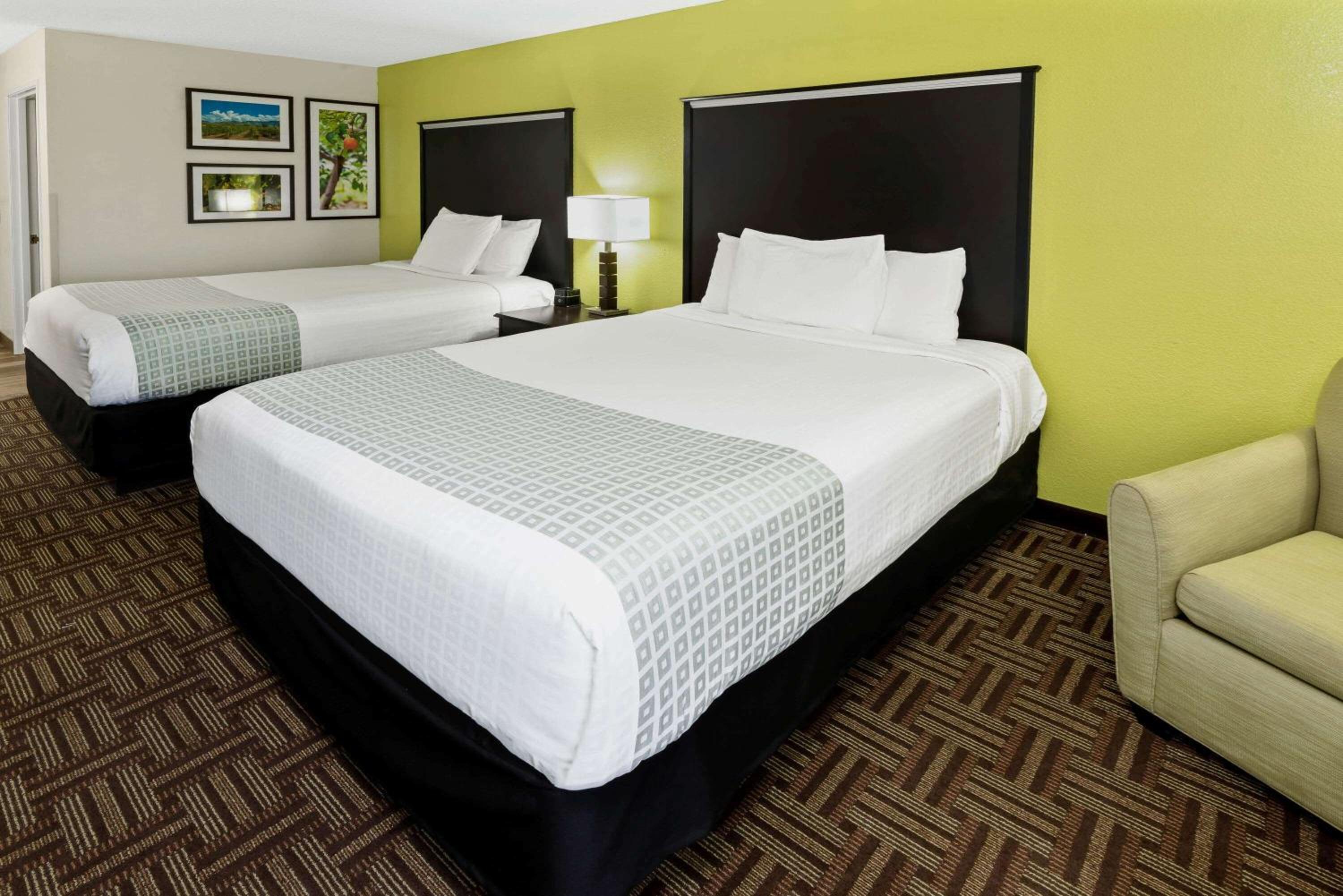 Queen Room with Two Queen Beds photo 1