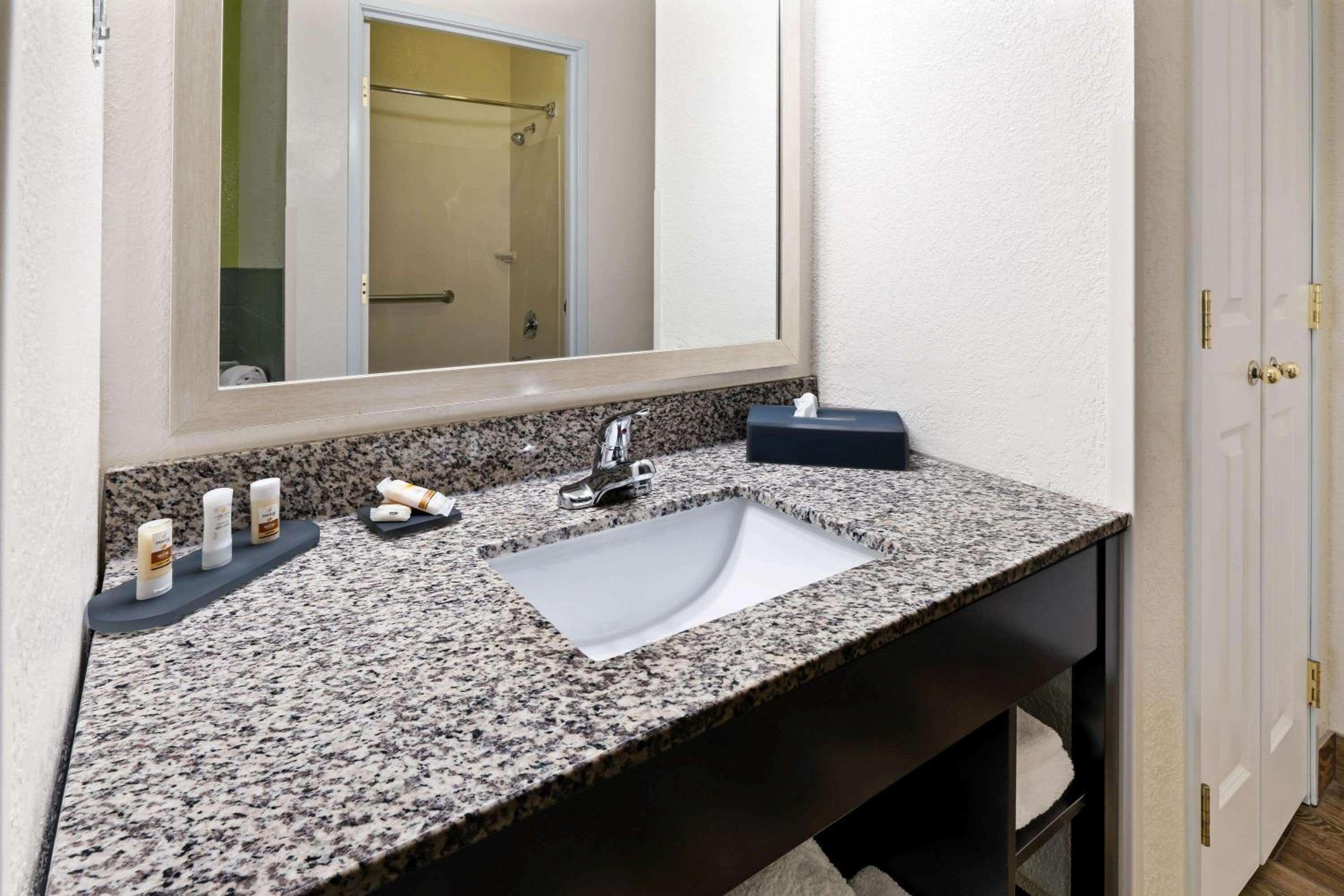 King Room - Disability Access photo 3