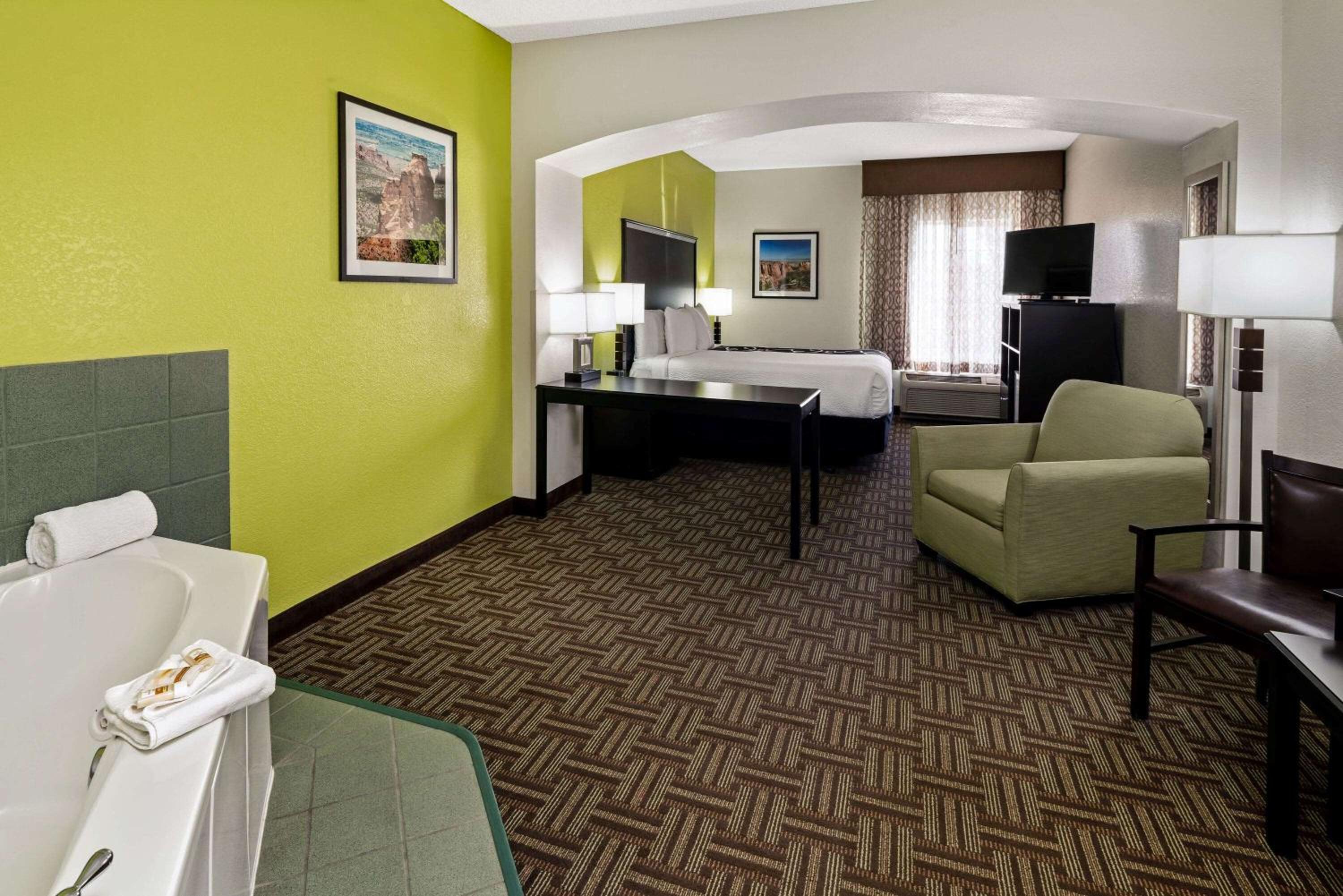 King Room with Jetted Tub - Non-Smoking photo 3