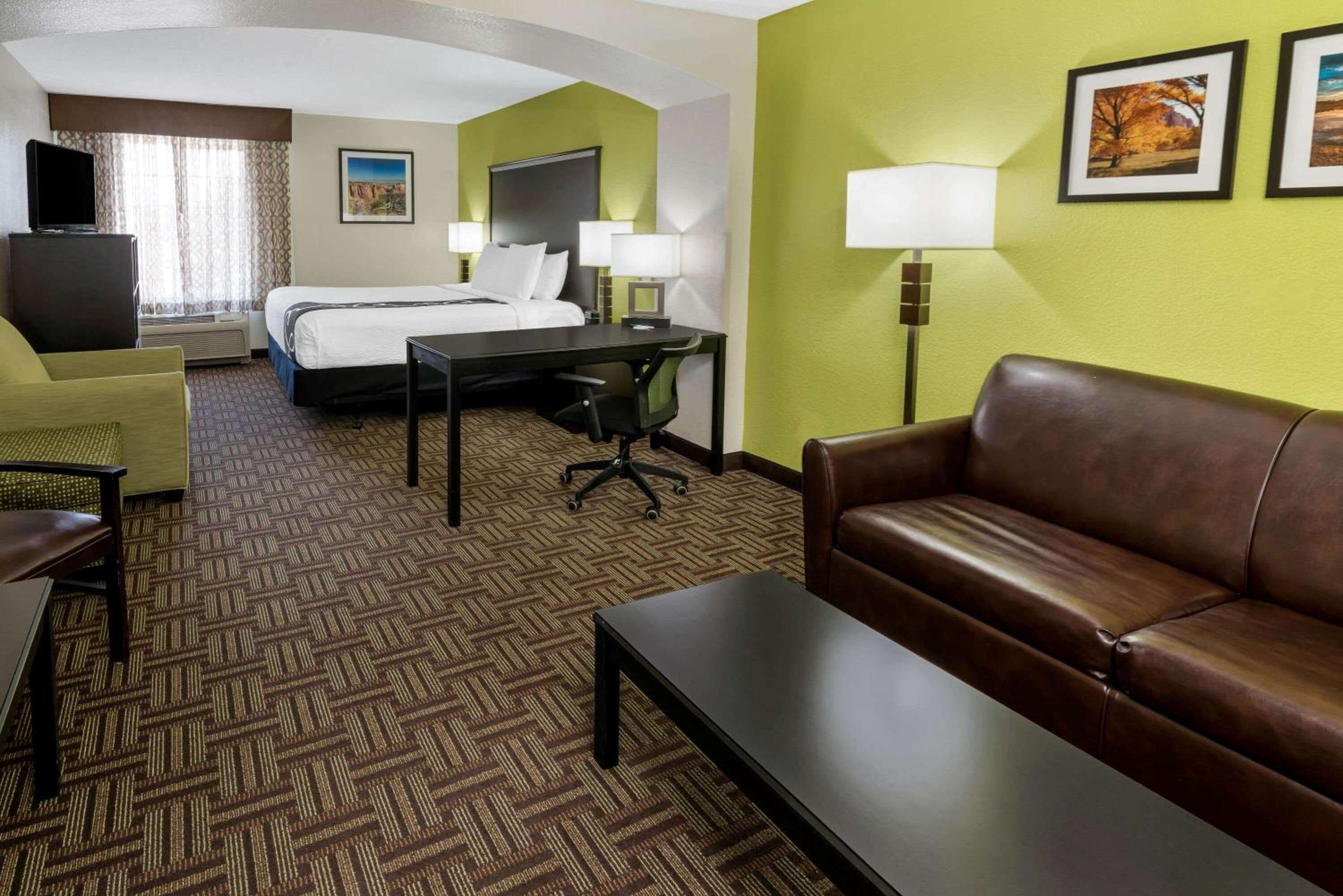 Deluxe King Room with Sofa Bed photo 2