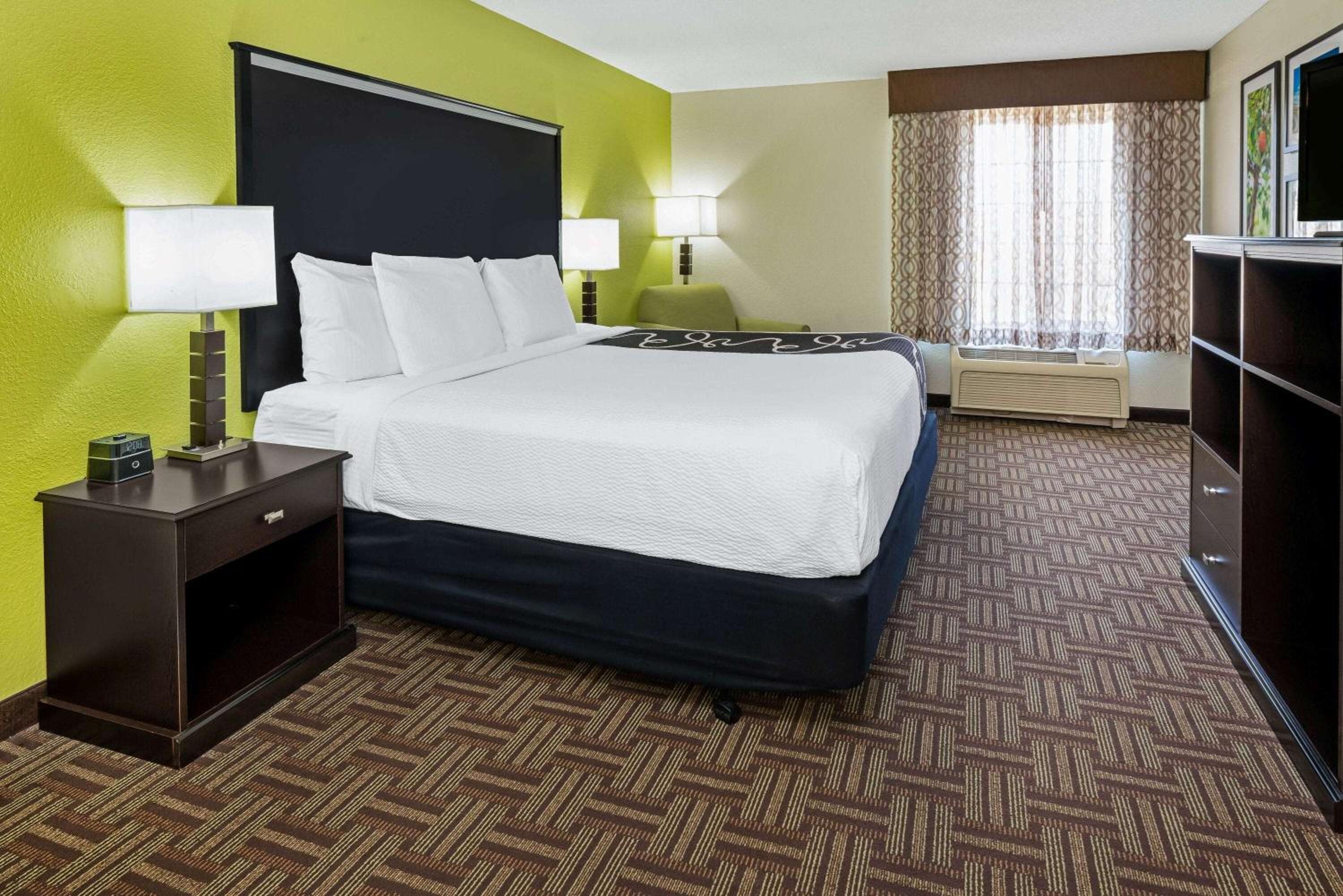 King Room with Jetted Tub - Non-Smoking photo 1