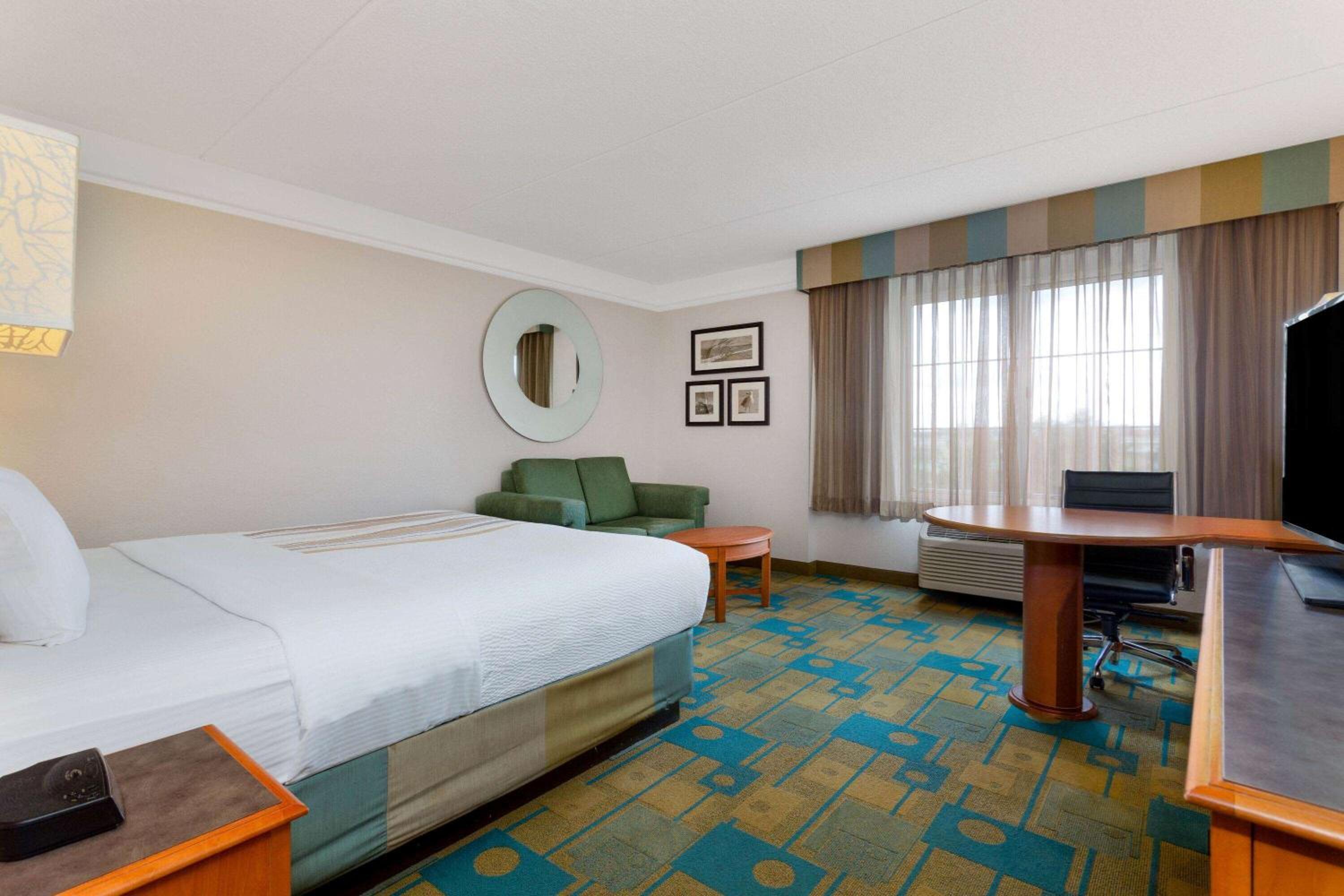 King Suite - Non-Smoking photo 1