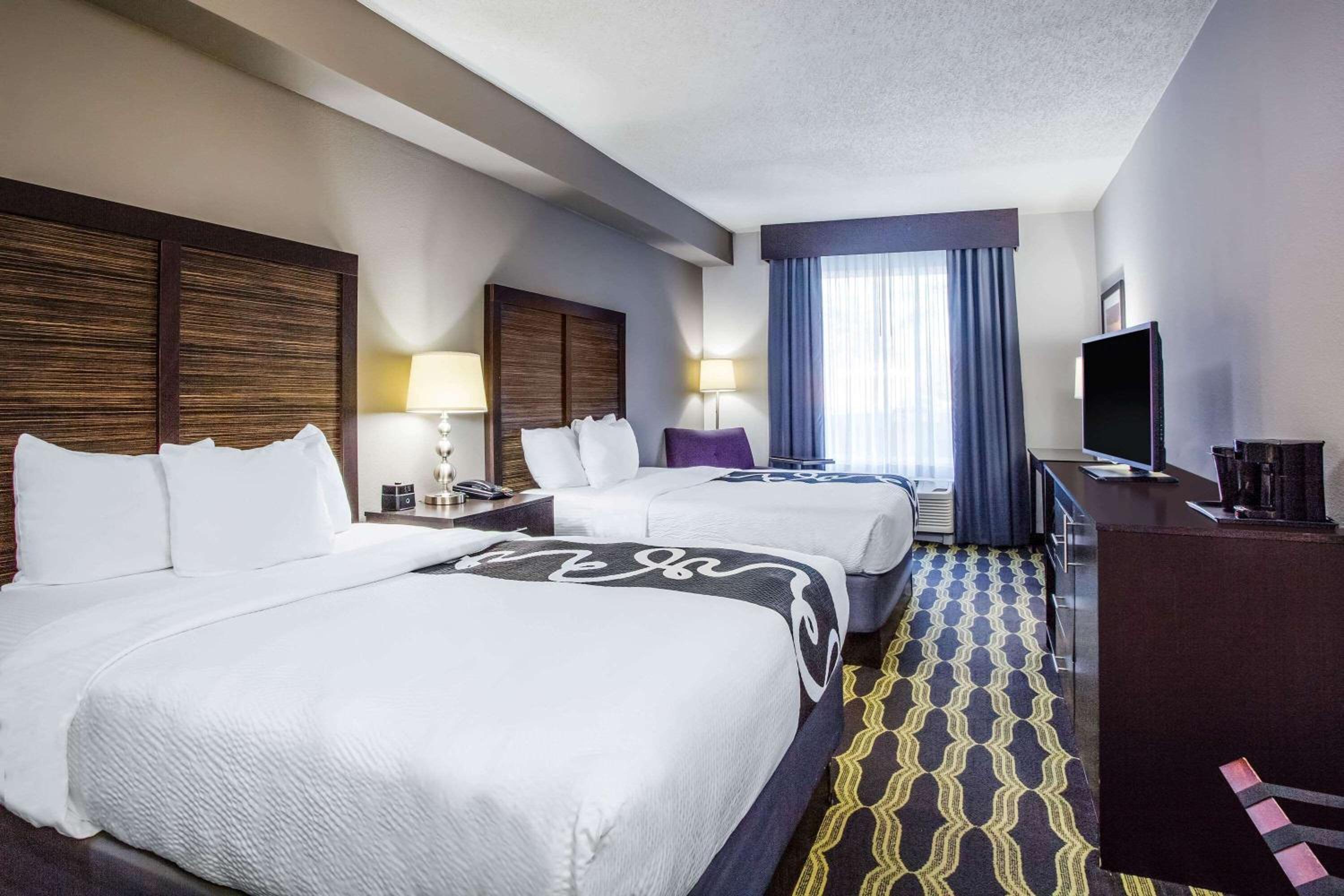 Queen Room with Two Queen Beds - Non-Smoking - Photo 4
