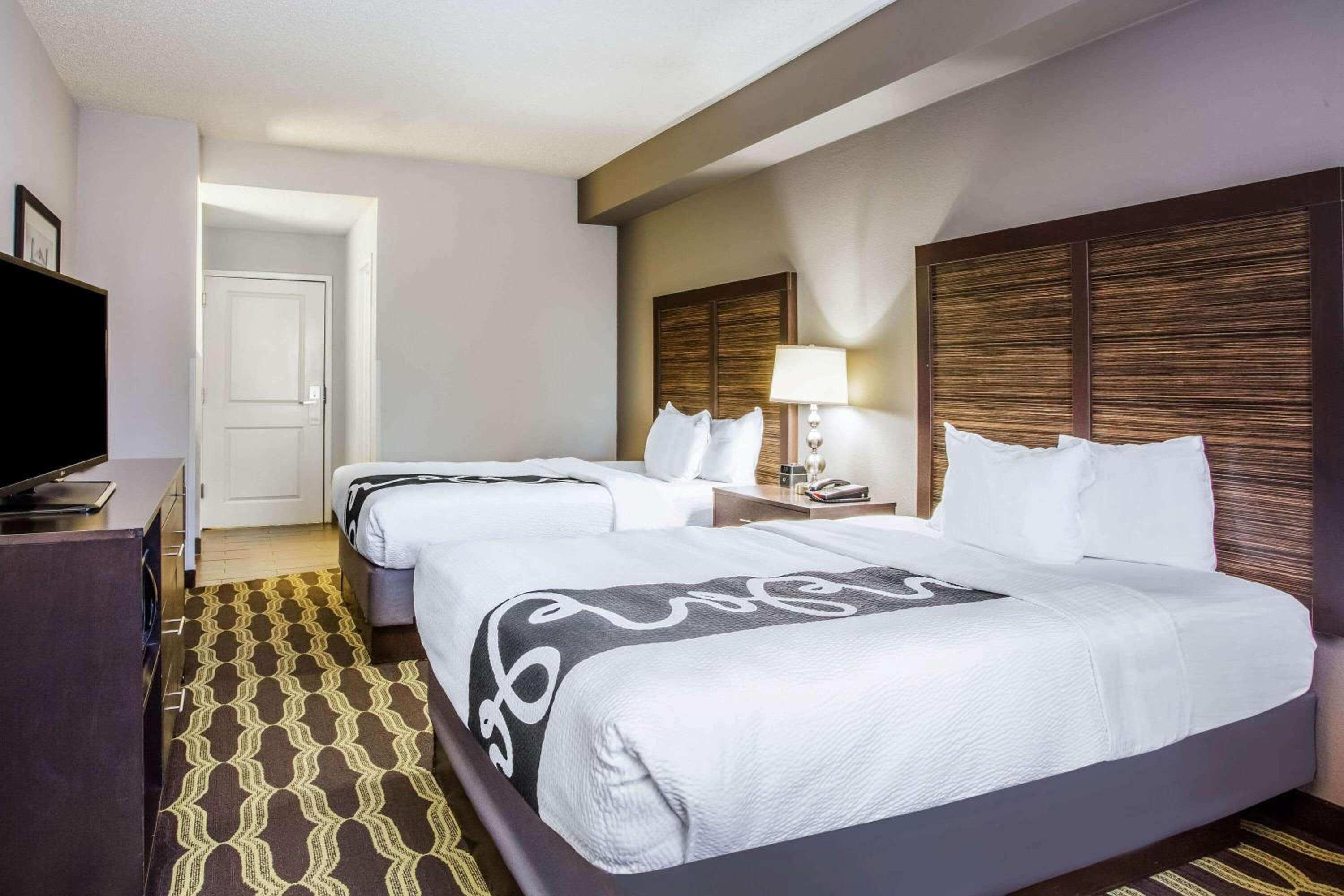 Queen Room with Two Queen Beds - Non-Smoking - Photo 2