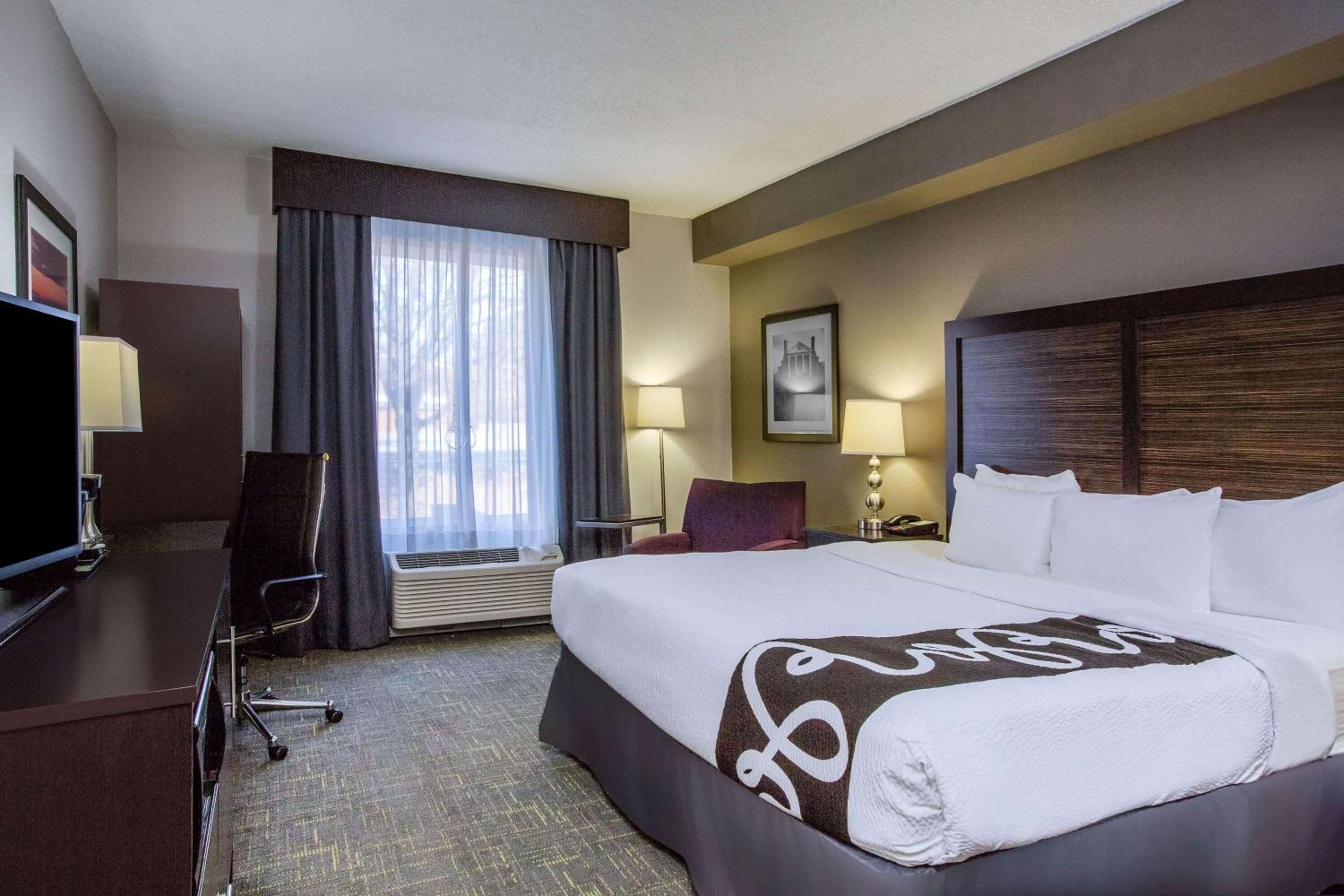 King Room - Non-Smoking - Photo 3
