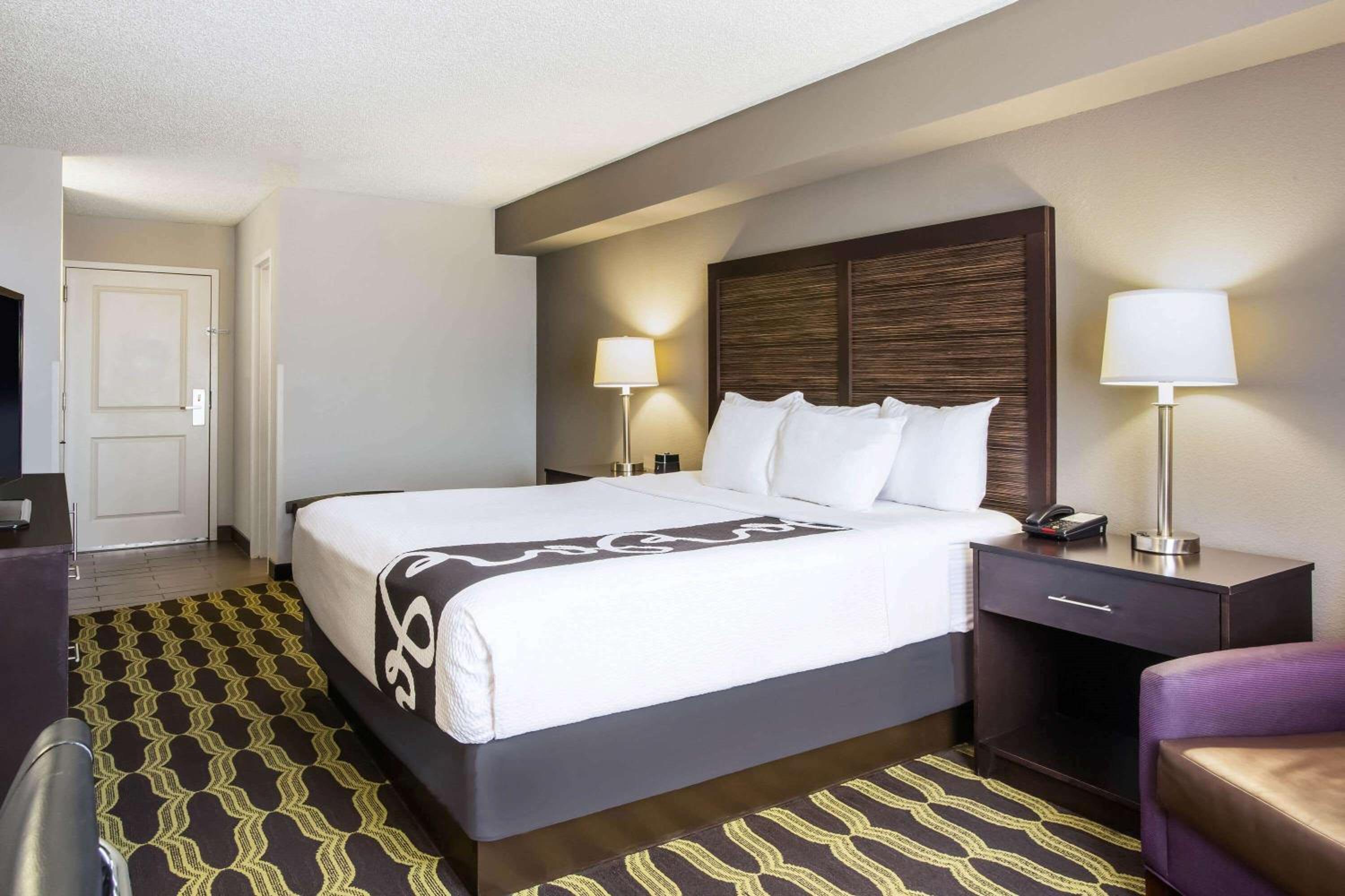 Deluxe King Room - Non-Smoking - Photo 2