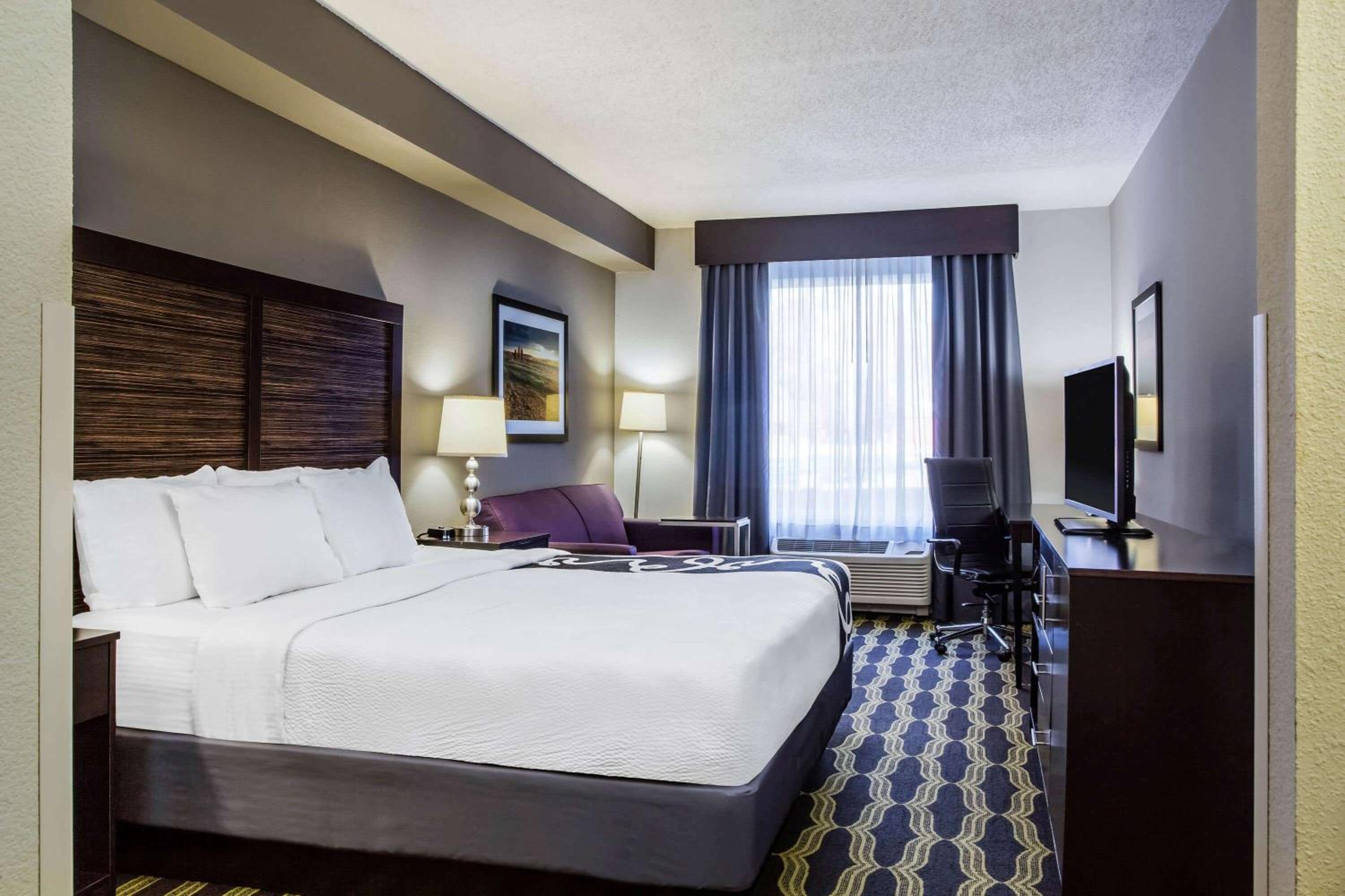 Deluxe King Room - Non-Smoking - Photo 5