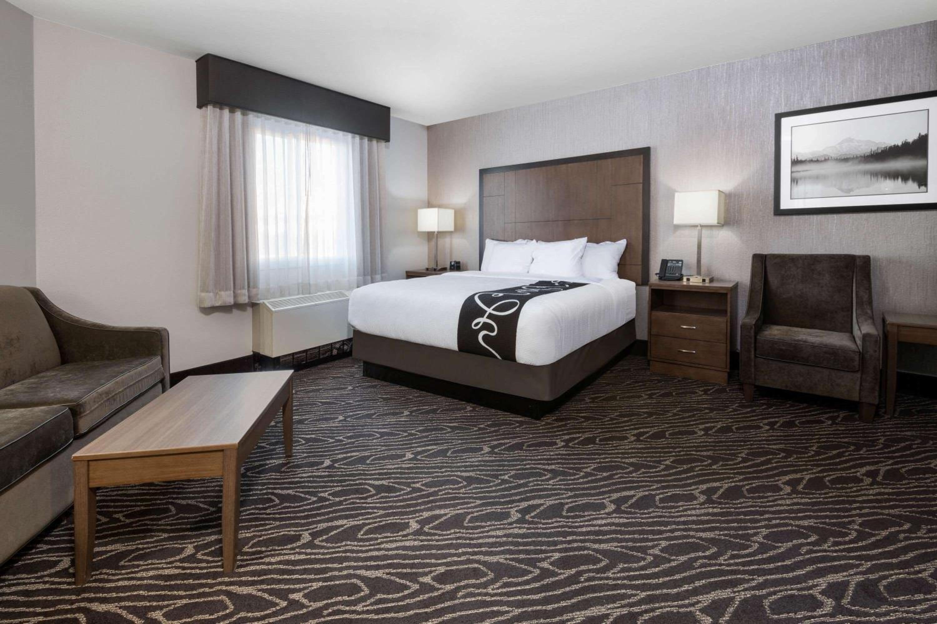 Deluxe Executive King Suite - Non-Smoking - Photo 1