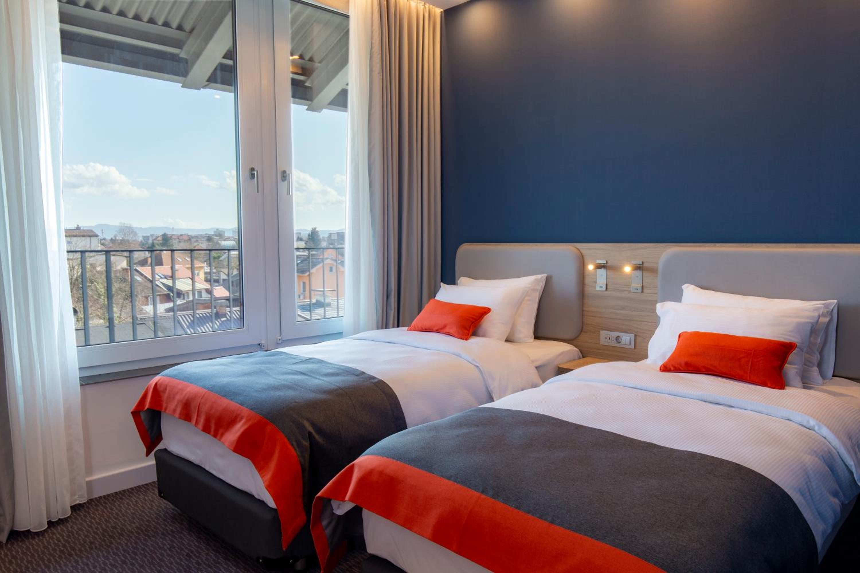Standard Twin Room with Free Breakfast - Photo 1