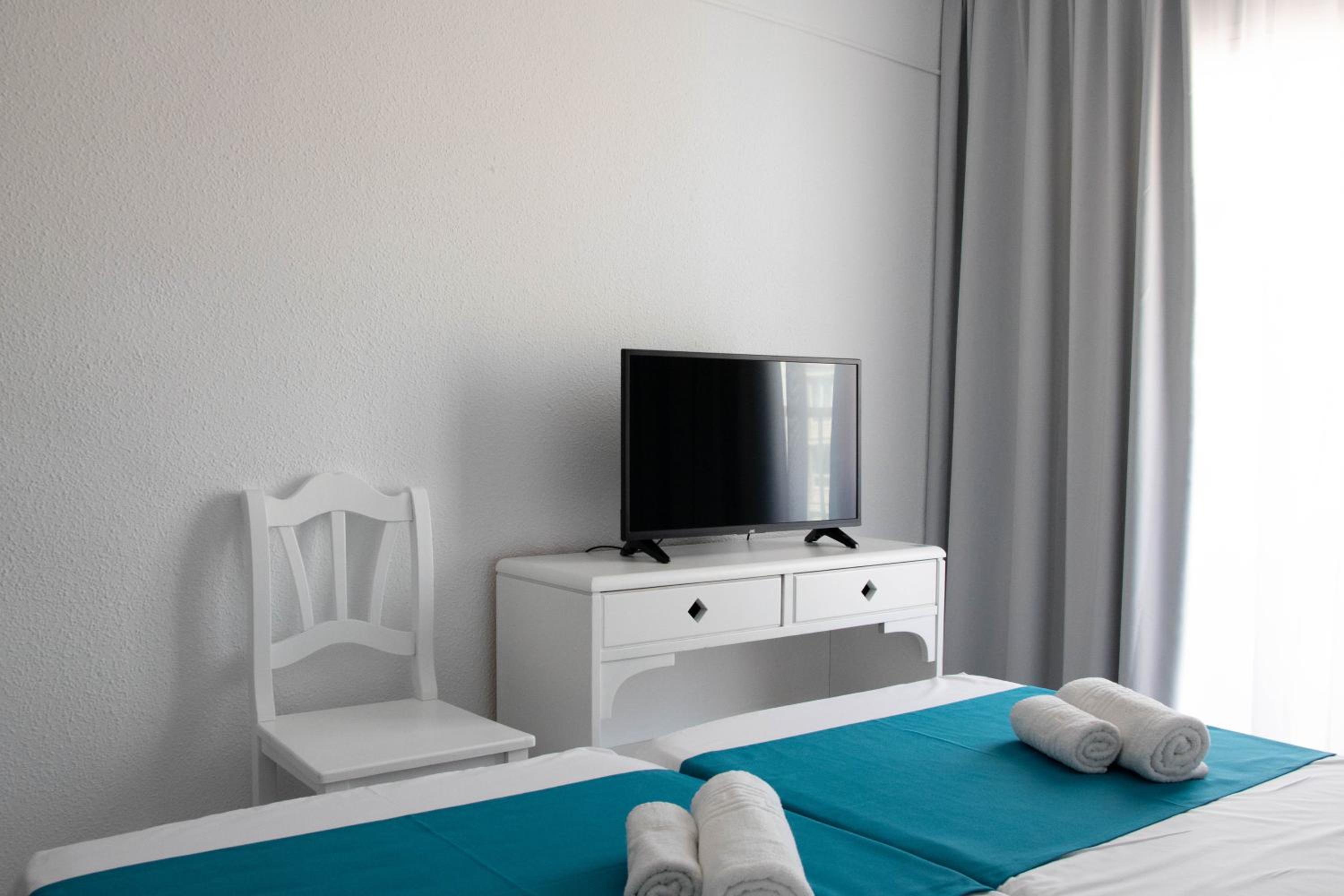 Double Room with Balcony - Photo 4