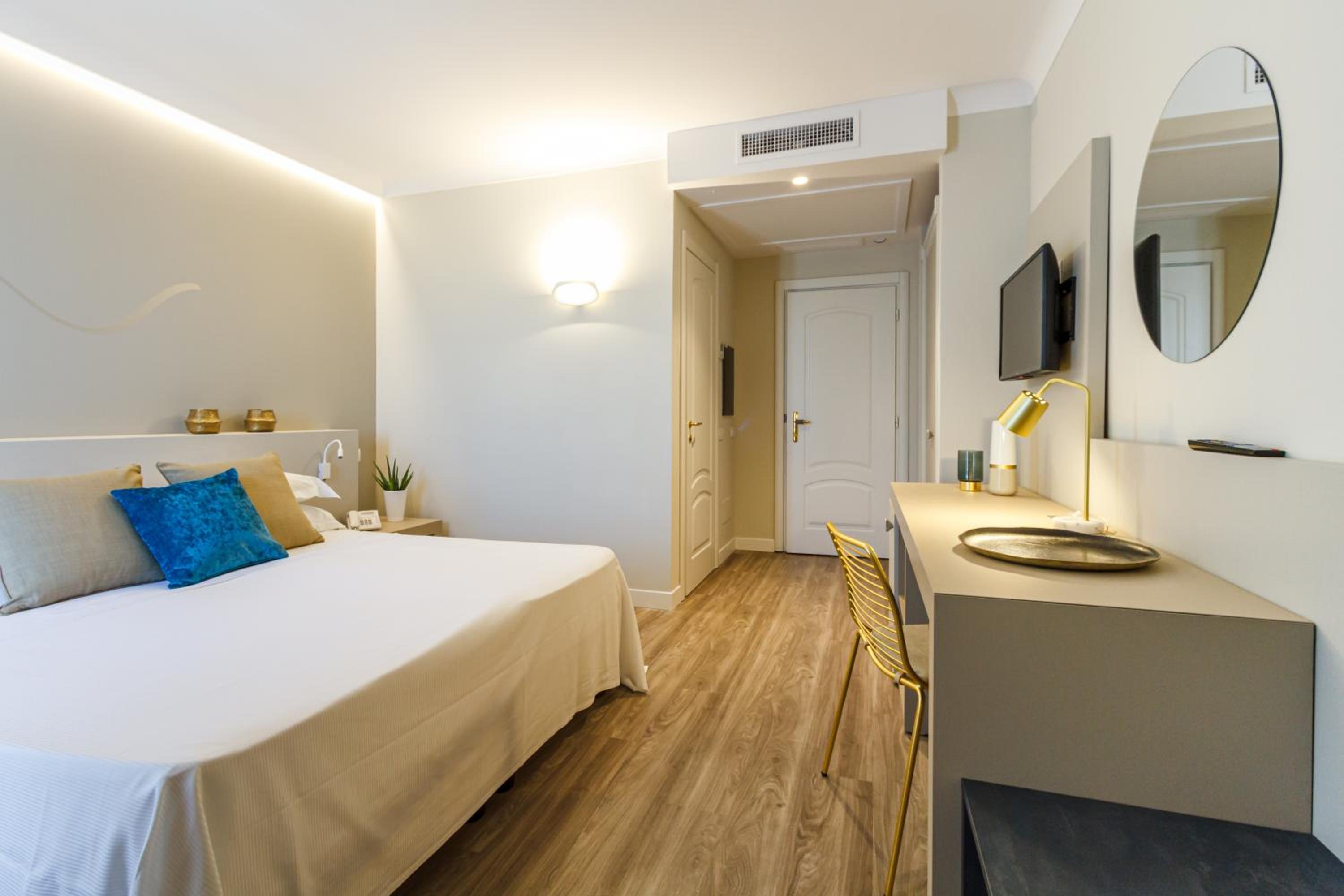 Superior Double or Twin Room - Photo 6