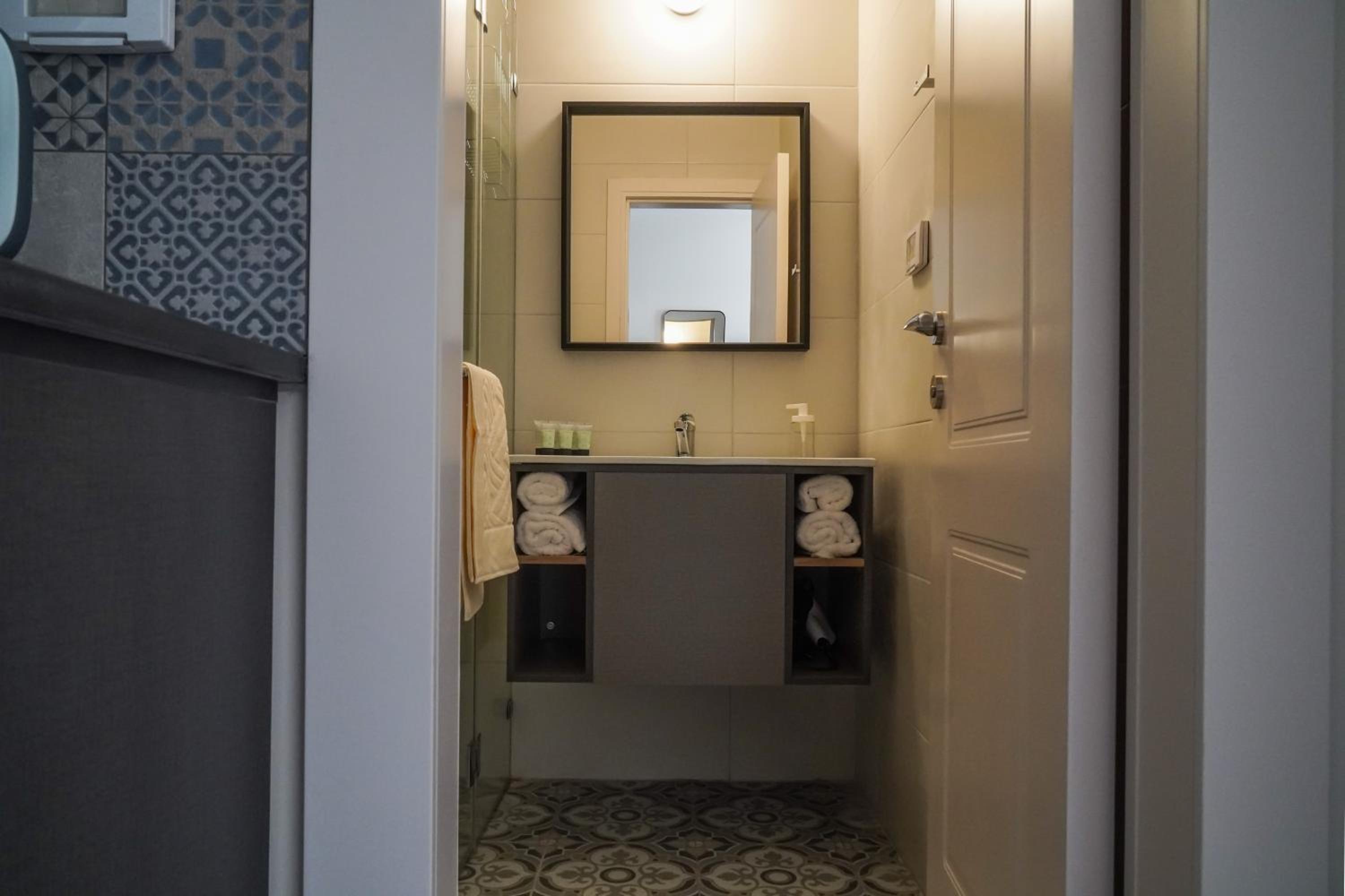 Standard Double Room - Photo 13