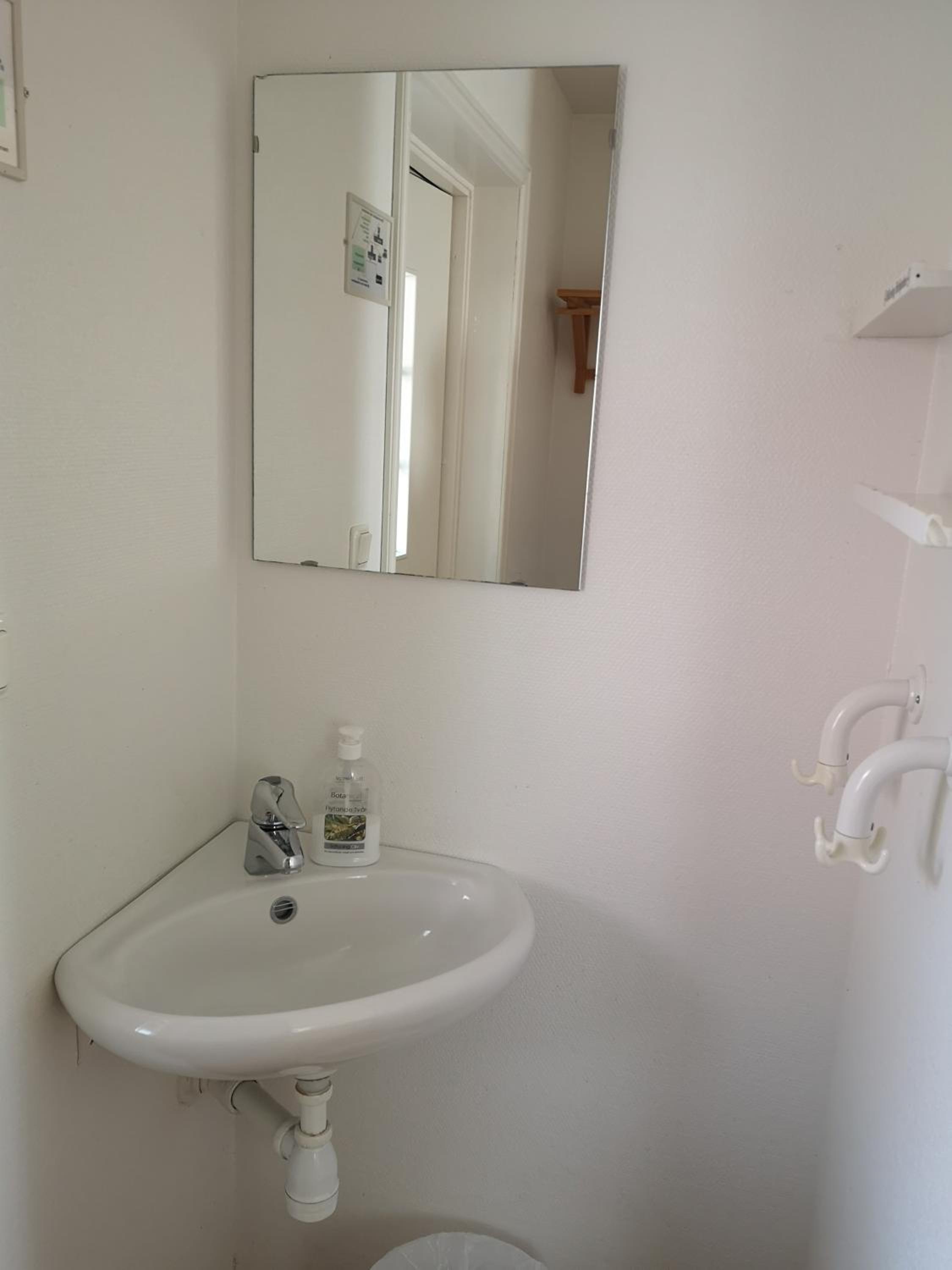 Budget Twin Room - Photo 2