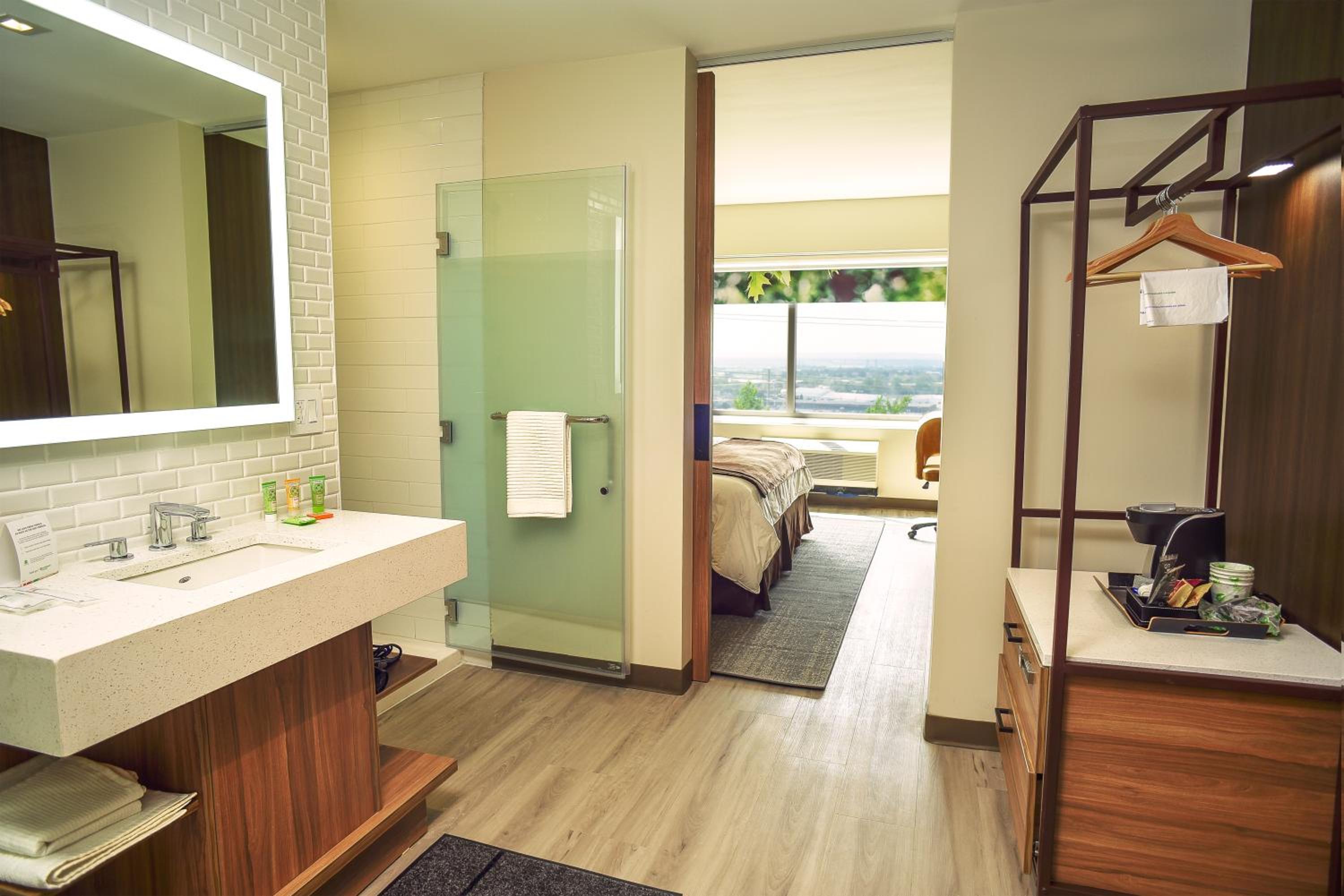 King Room - Non-Smoking - Photo 10