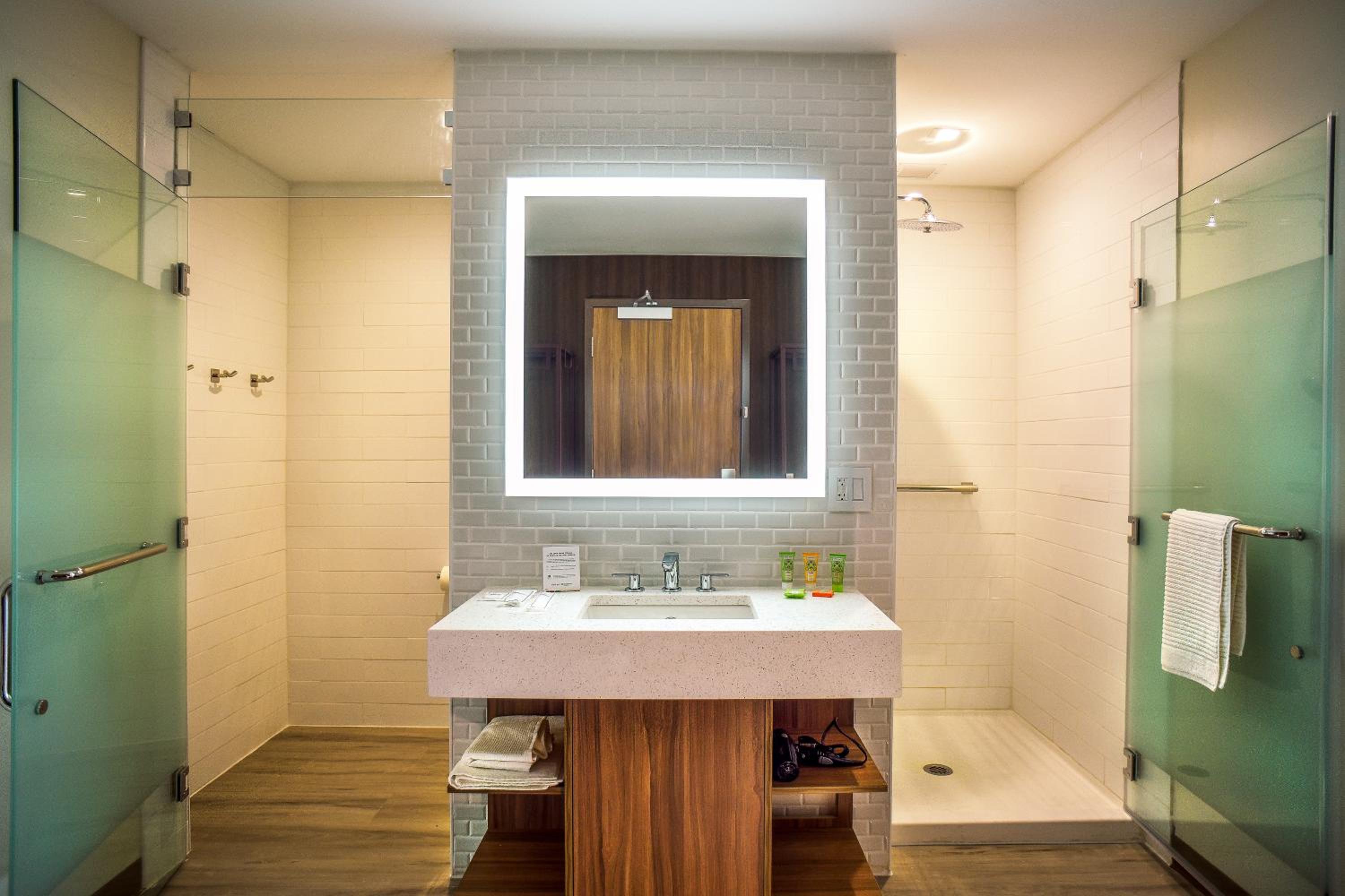 King Room - Non-Smoking - Photo 6