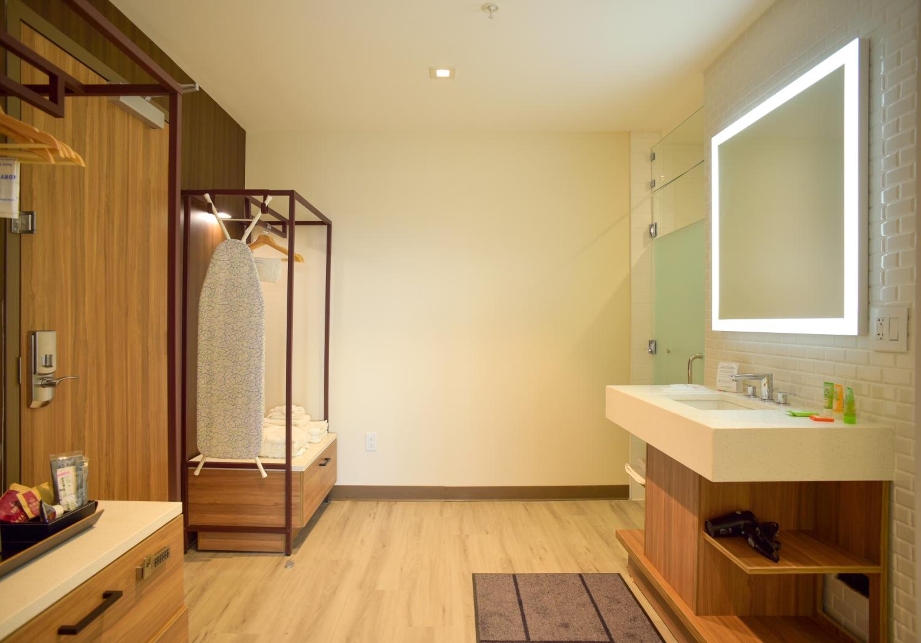 Family King Suite - Non-Smoking - Photo 10