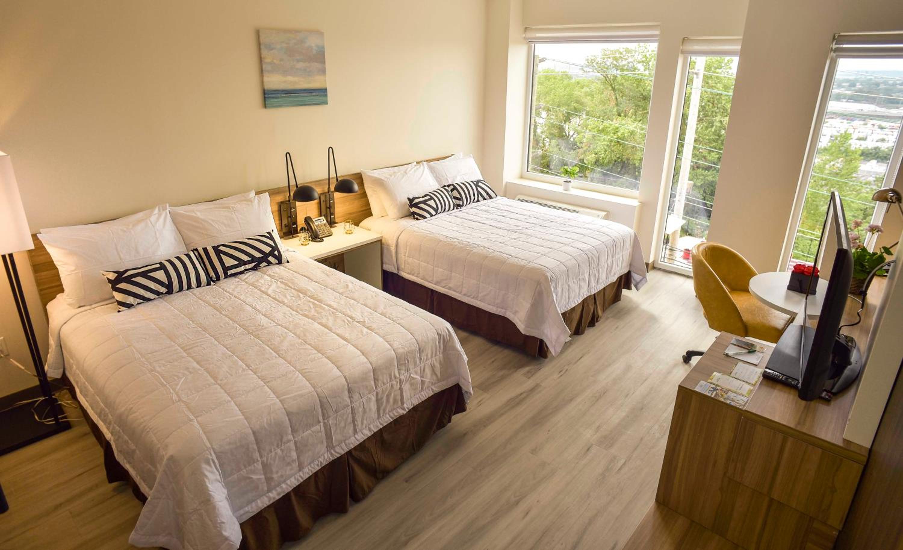 Queen Room with Two Queen Beds - Mobility Access/Non-Smoking - Photo 8