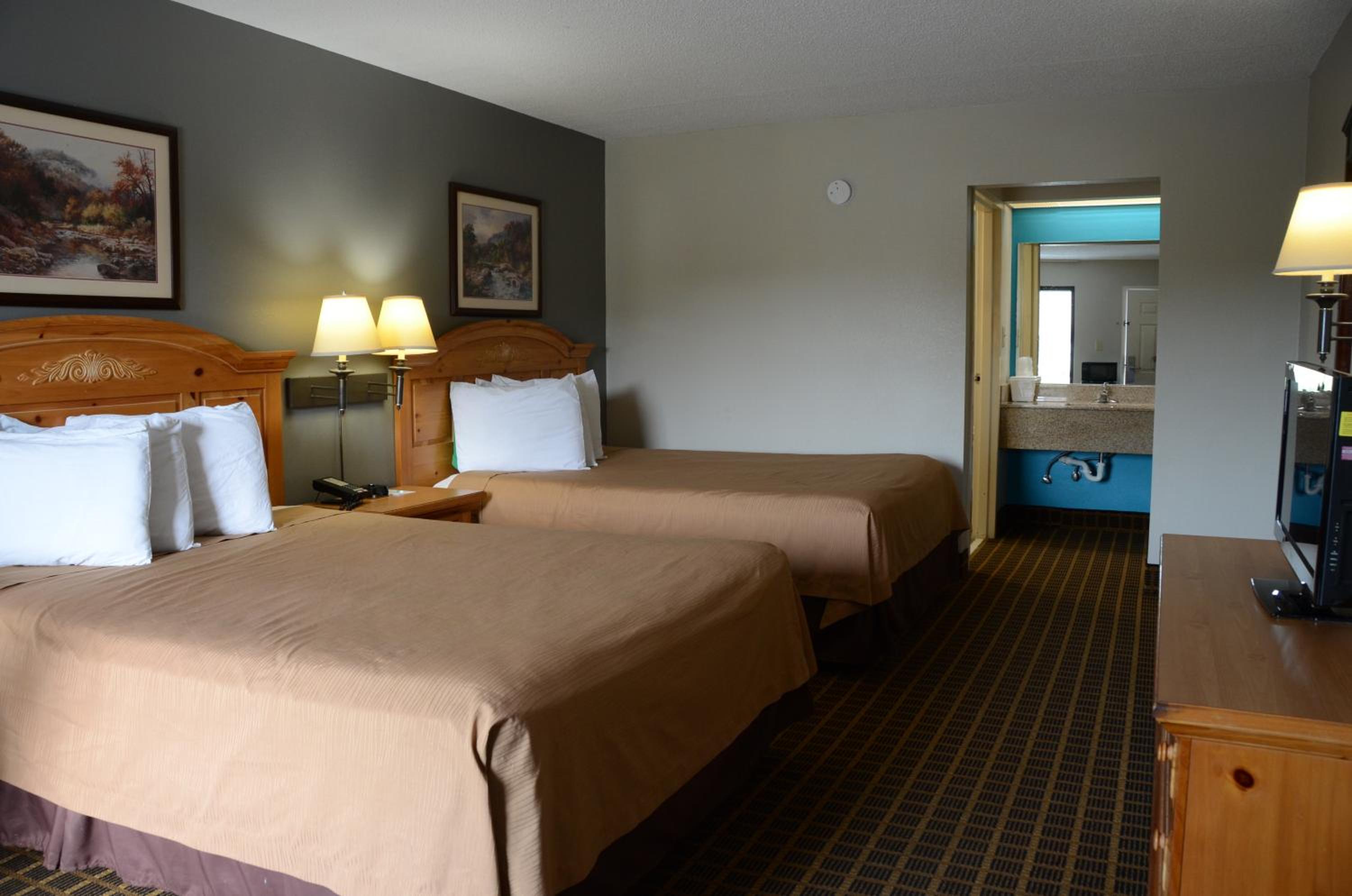 Queen Room with Two Queen Beds - Non-Smoking photo 3