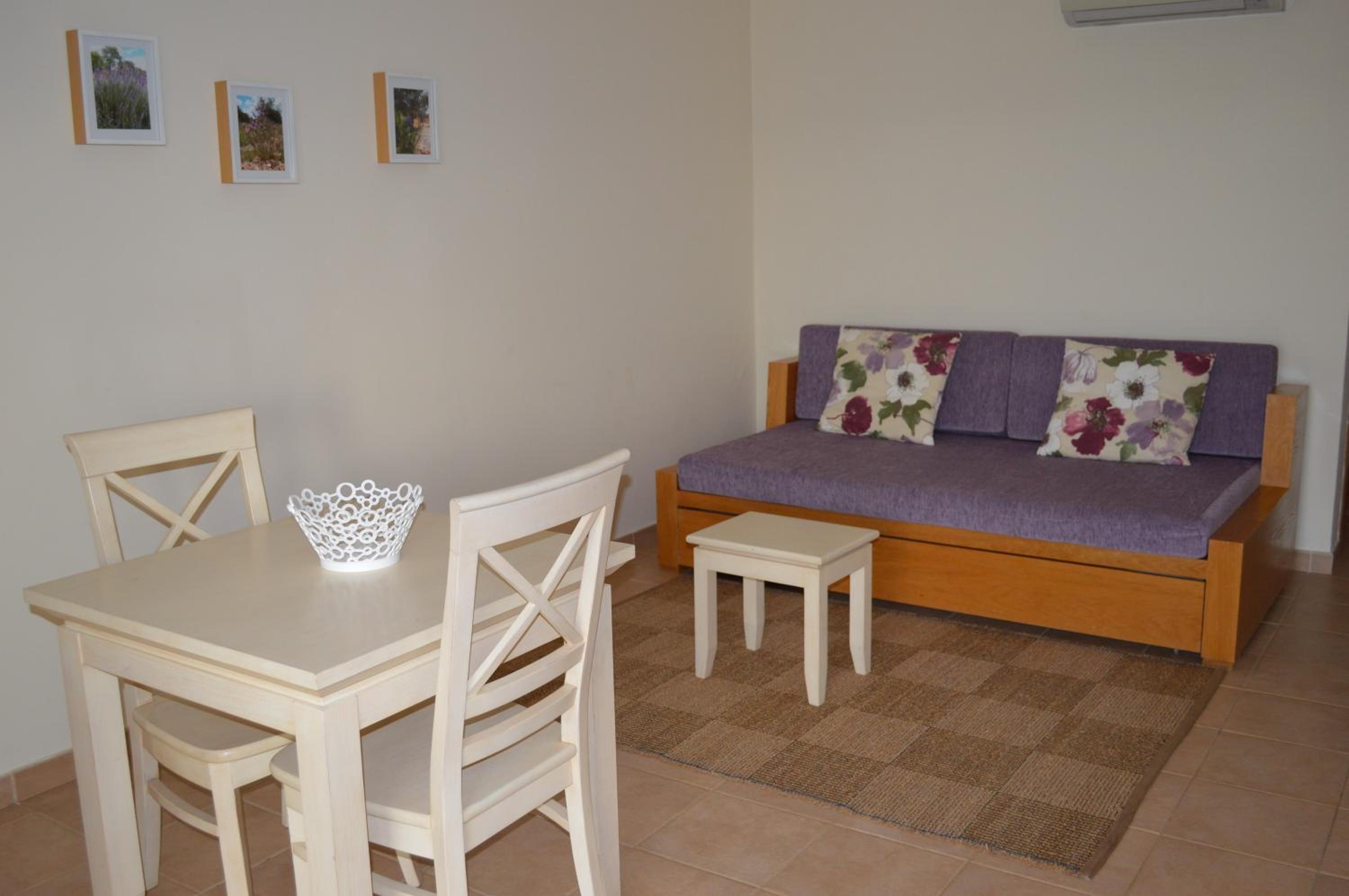 One-Bedroom Apartment with Pool View (2 Adults + 2 Children)  photo 3