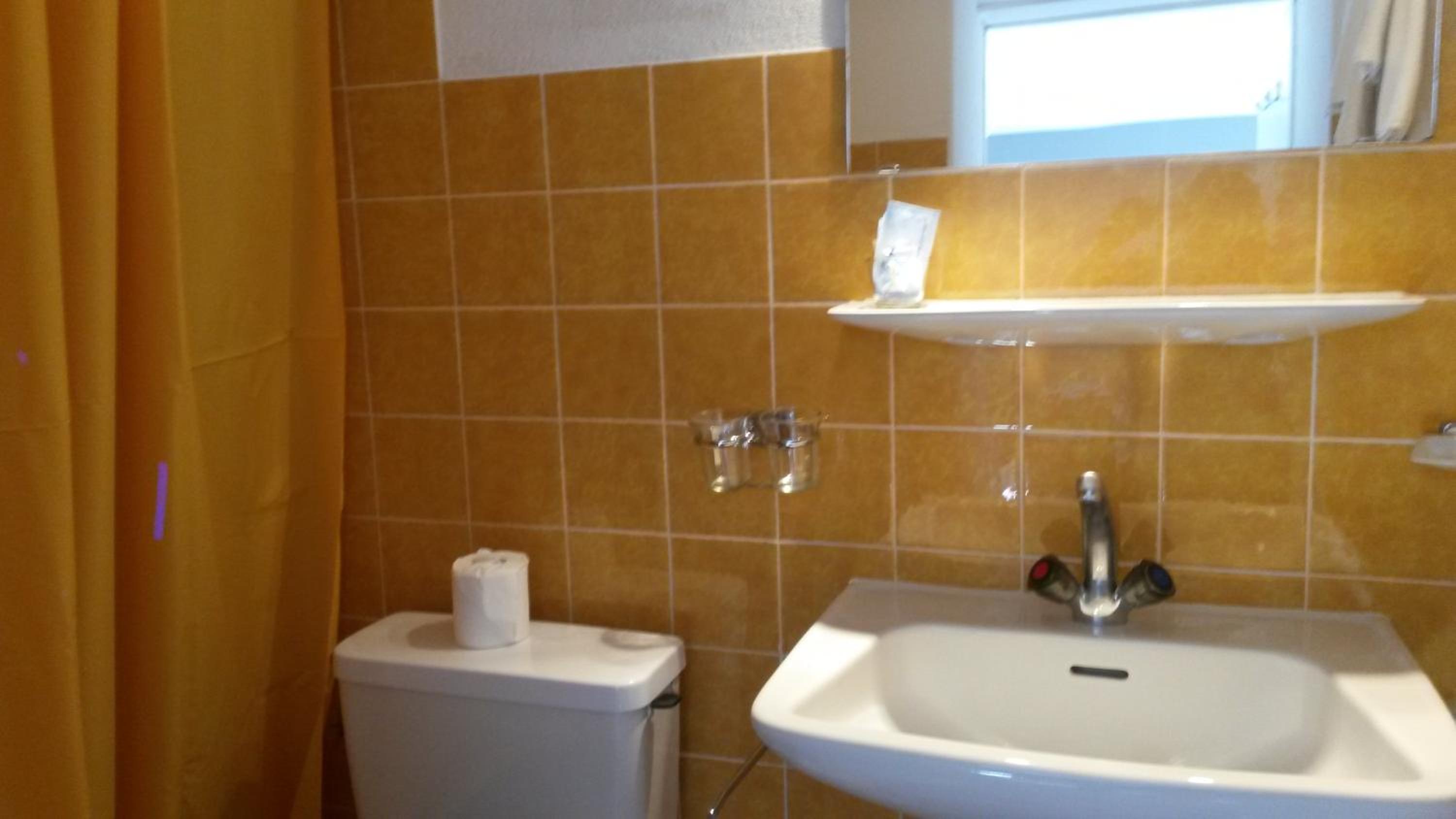 Double or Twin Room - Photo 8