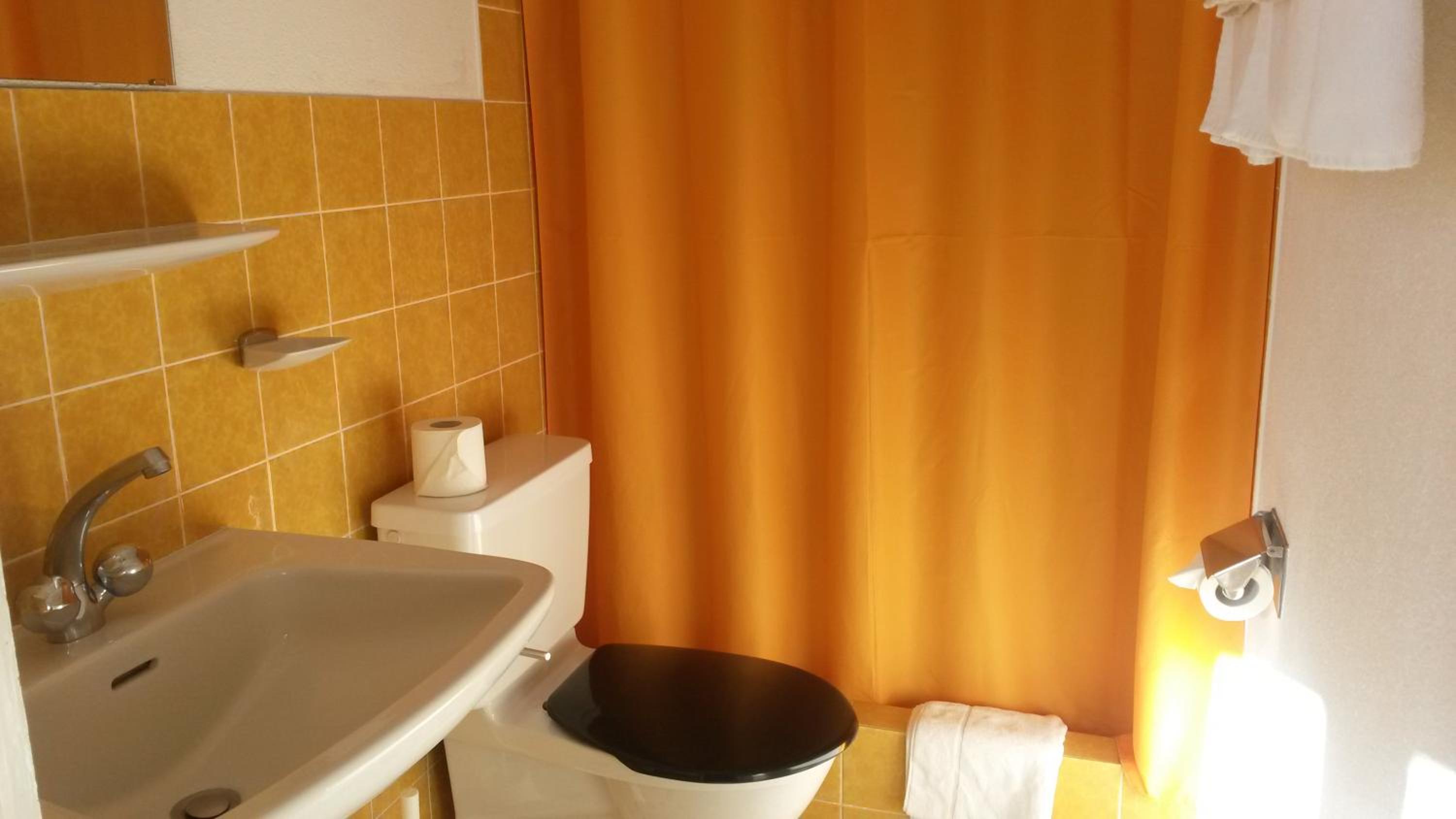 Double or Twin Room - Photo 9