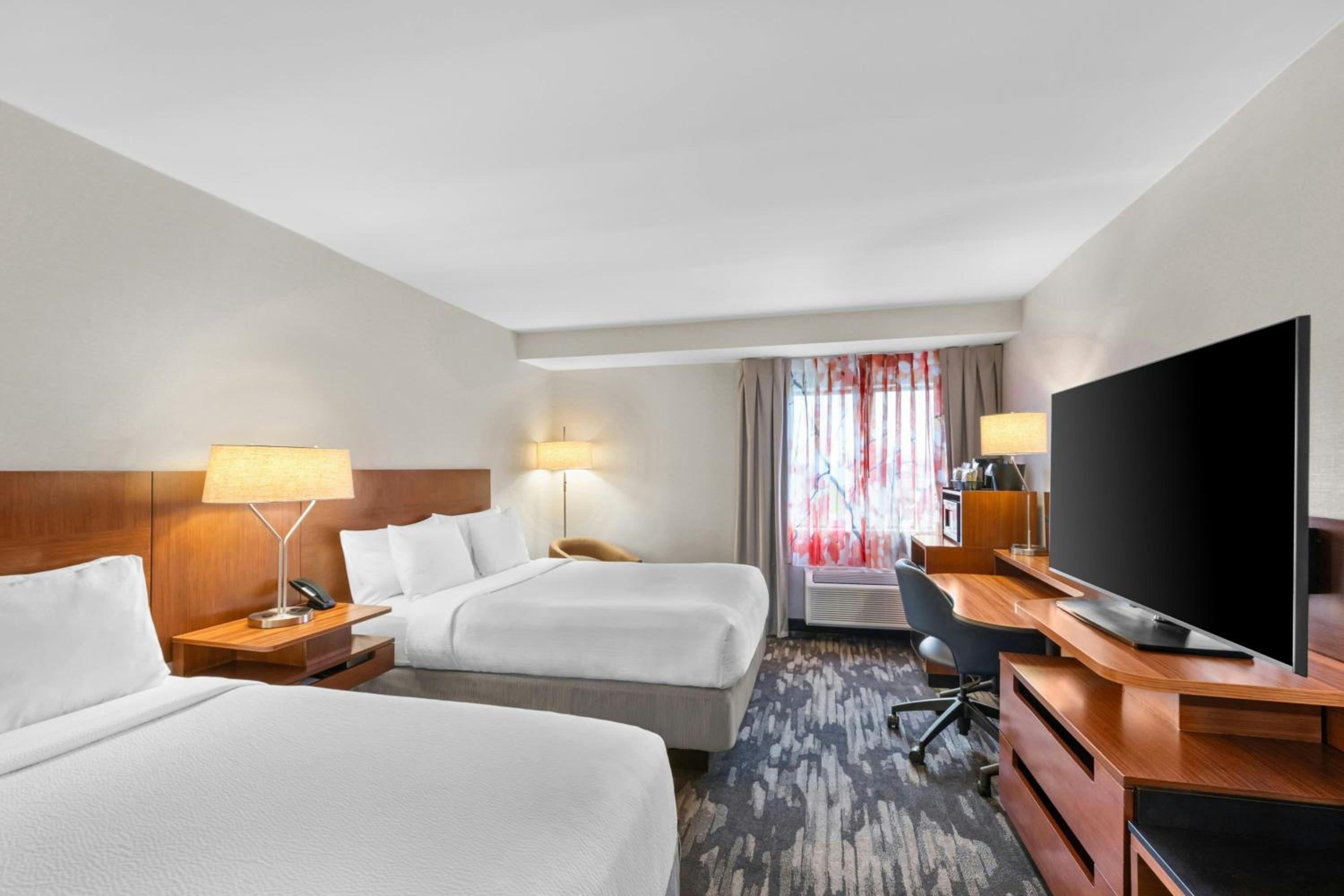 Queen Room with Two Queen Beds and Roll-In Shower - Mobility Access/Hearing Accessible