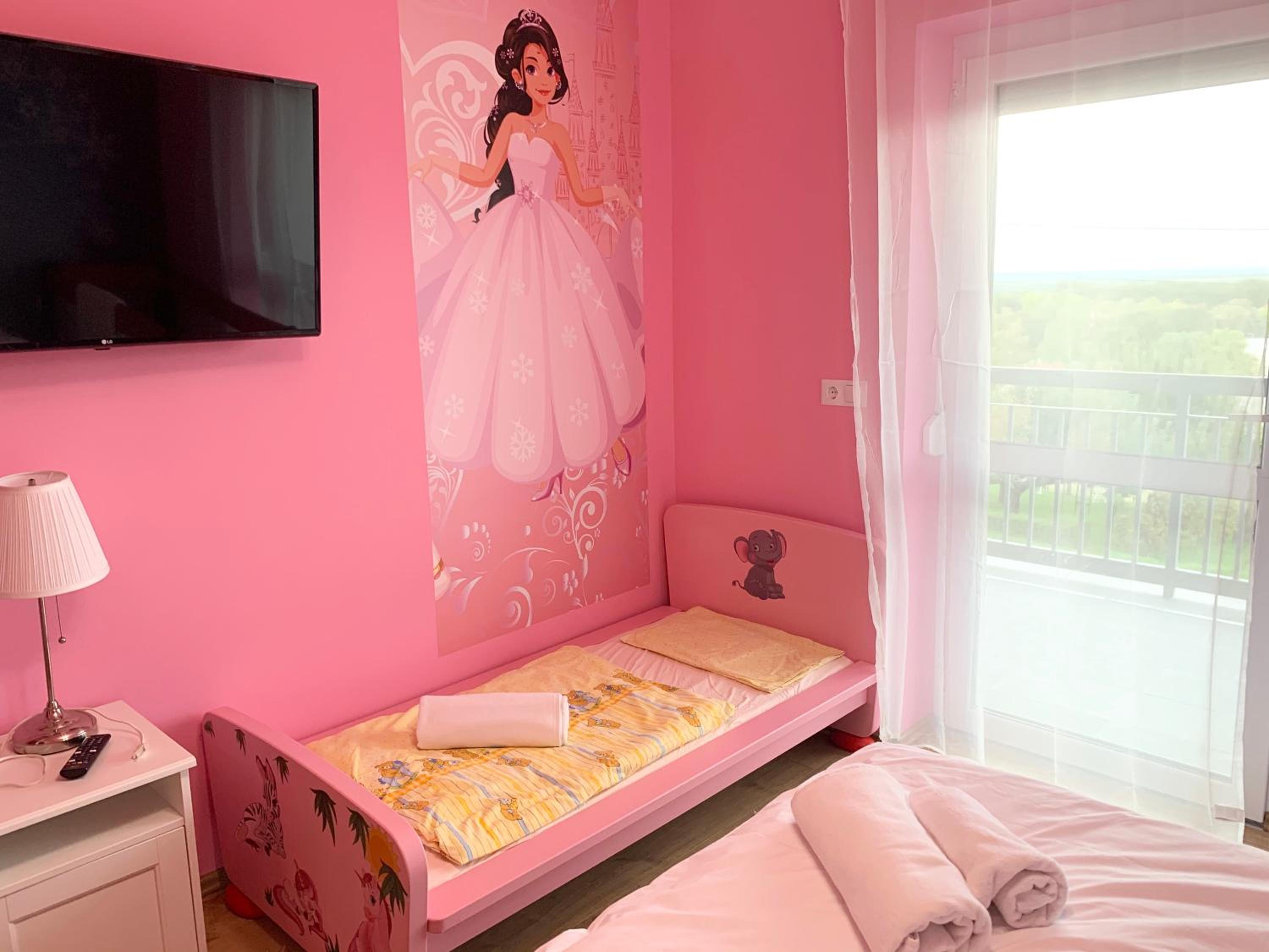 Apartment with Balcony - Photo 8