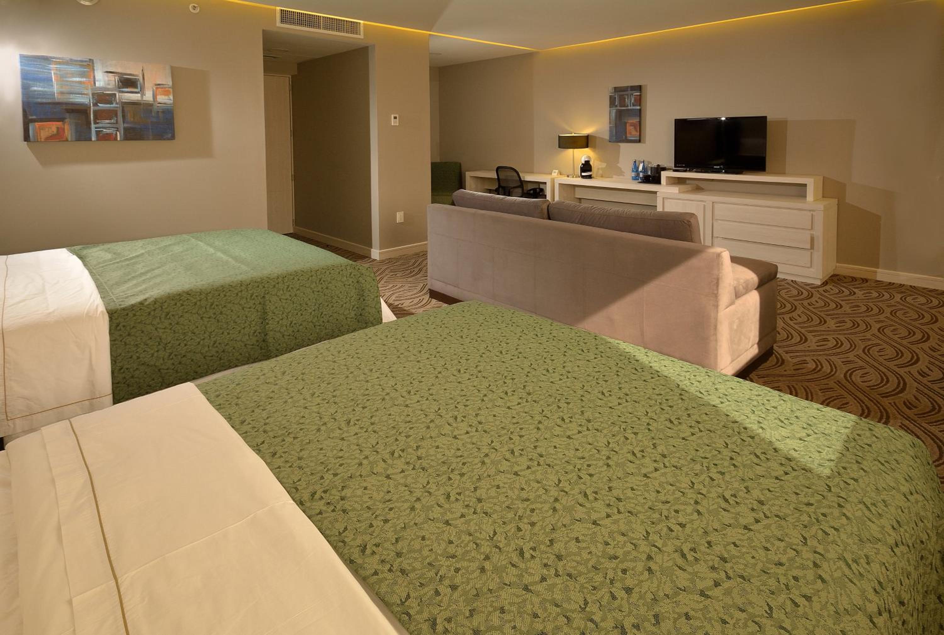 Queen Suite with Two Queen Beds photo 2