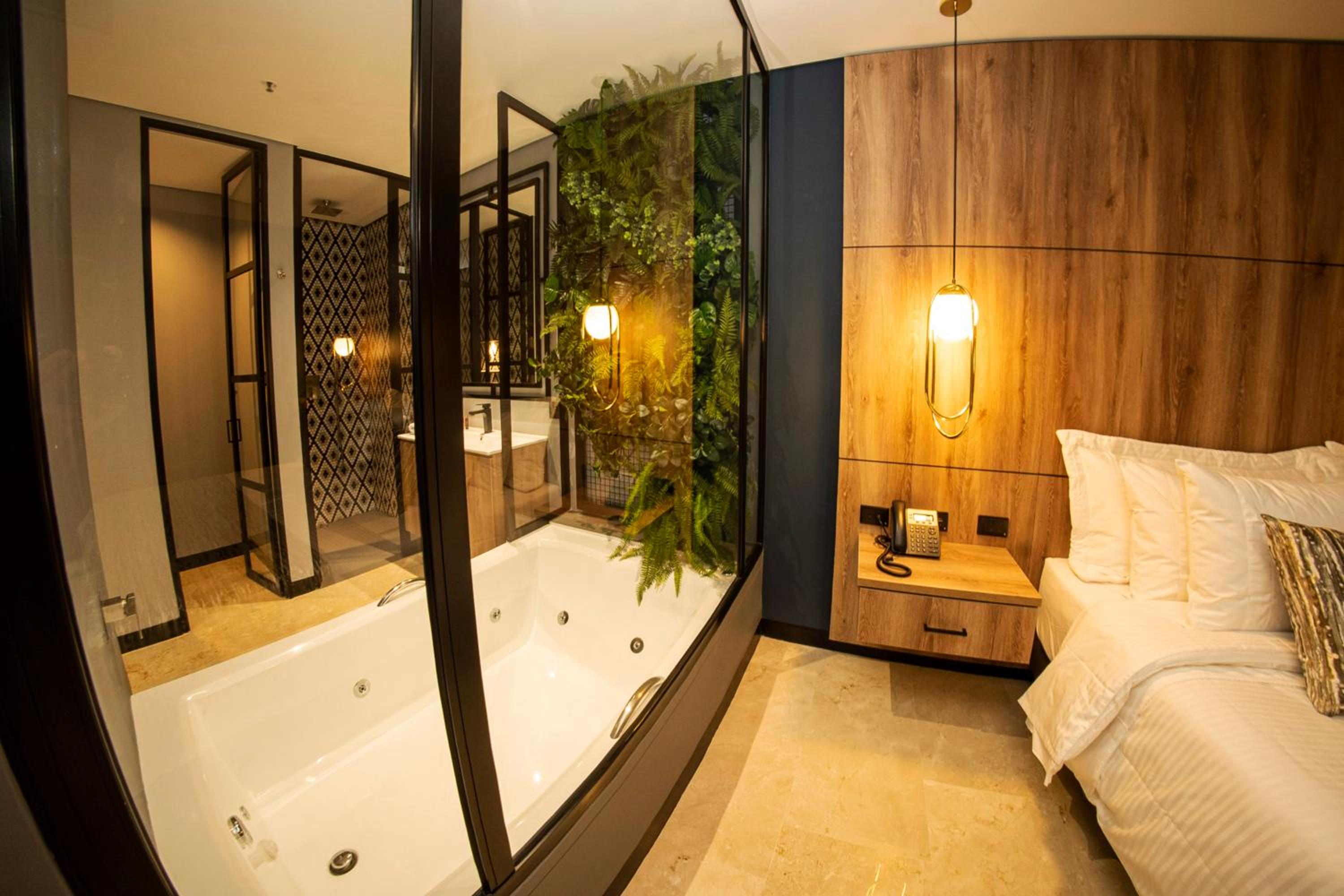 Deluxe Suite with Spa Bath