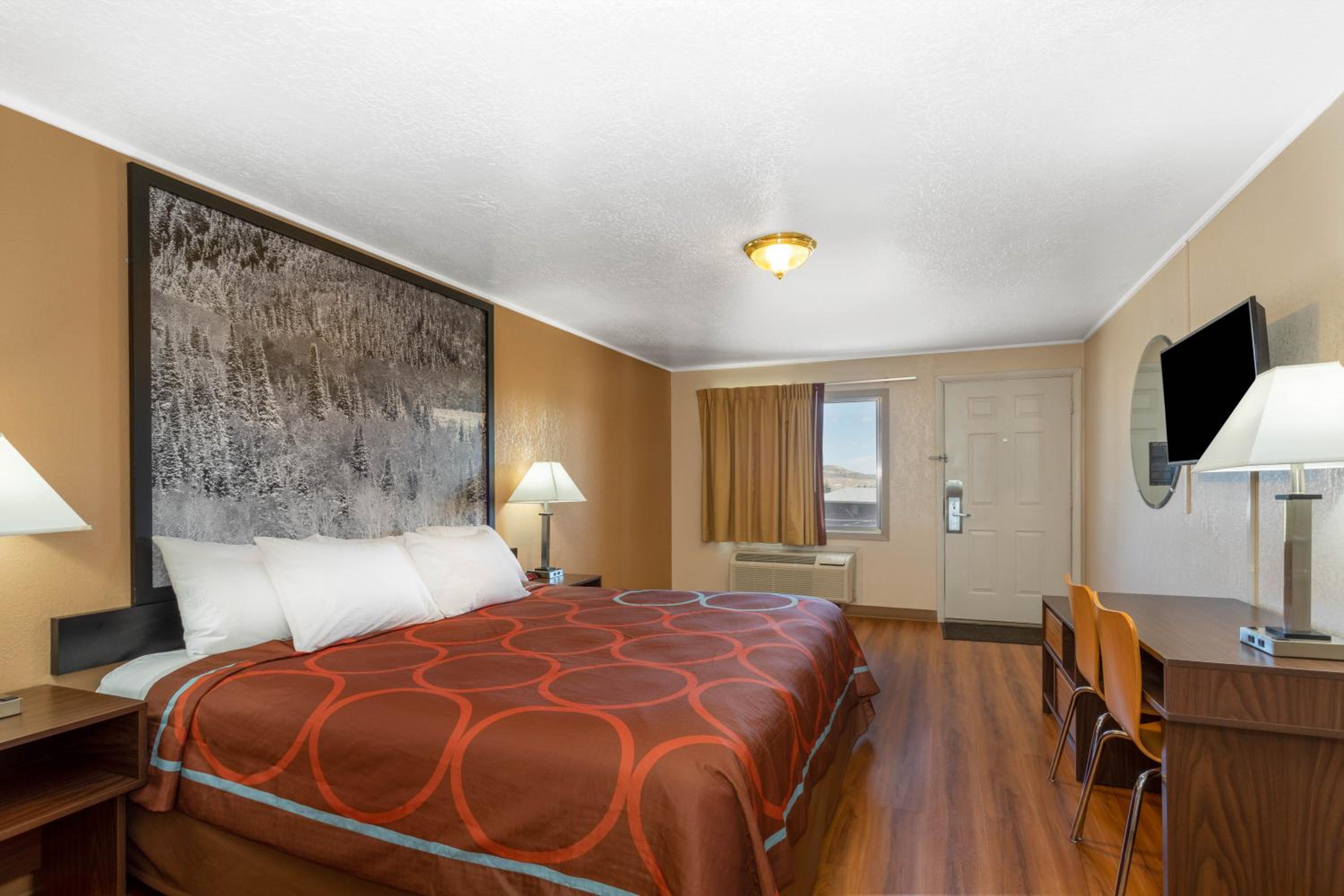 King Room - Non-Smoking - Photo 8