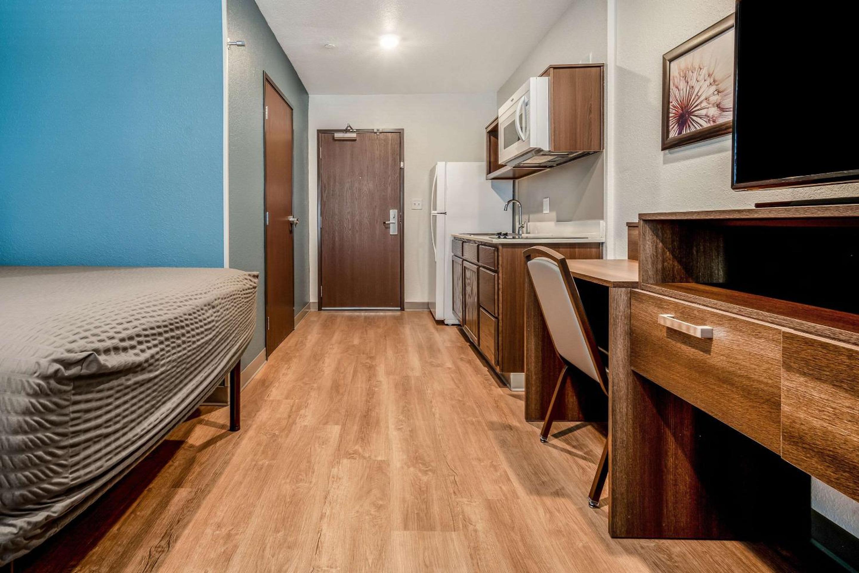 Queen Room  with Roll-In Shower - Disability Access/Non-Smoking - Photo 2