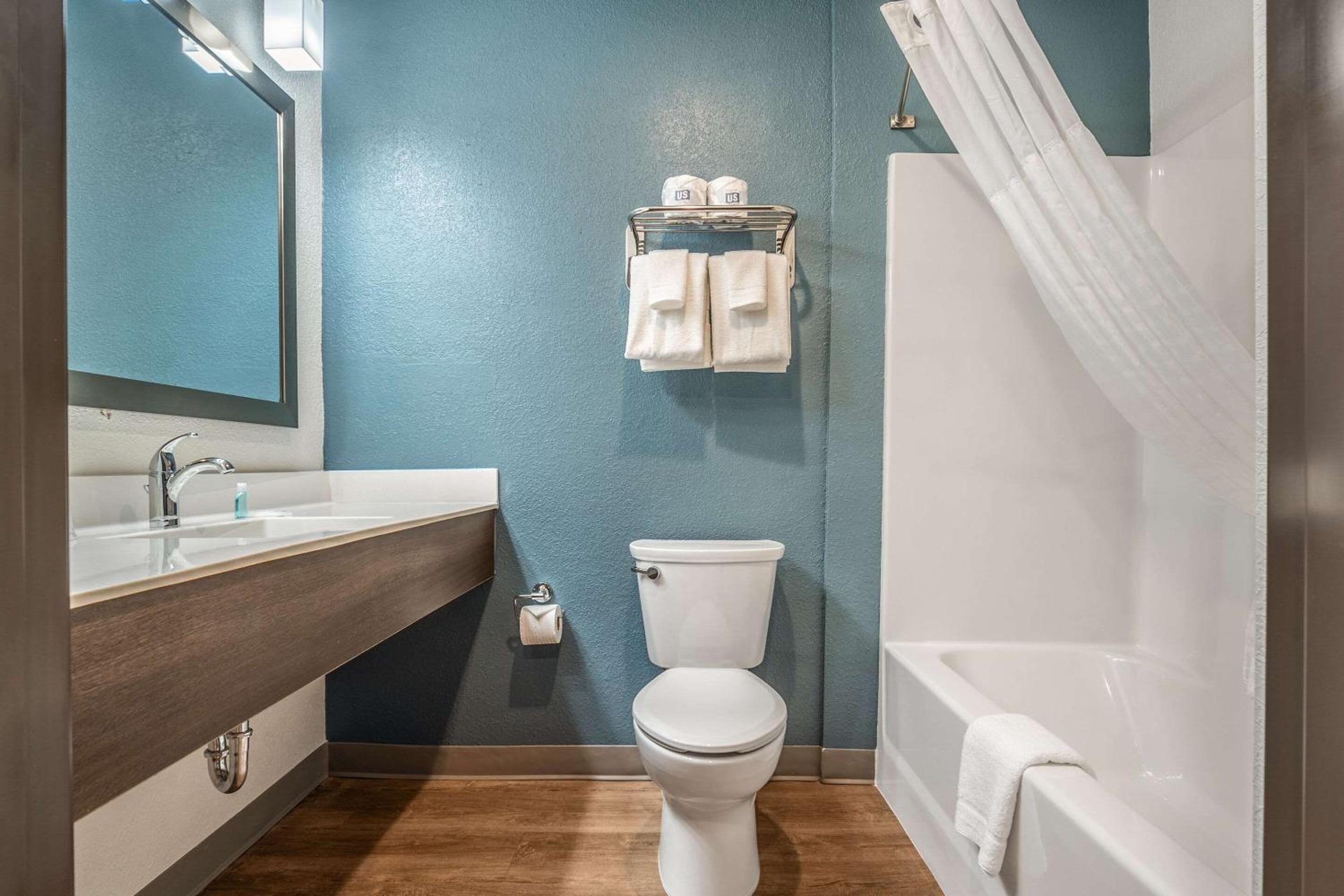 Queen Room  with Roll-In Shower - Disability Access/Non-Smoking - Photo 4