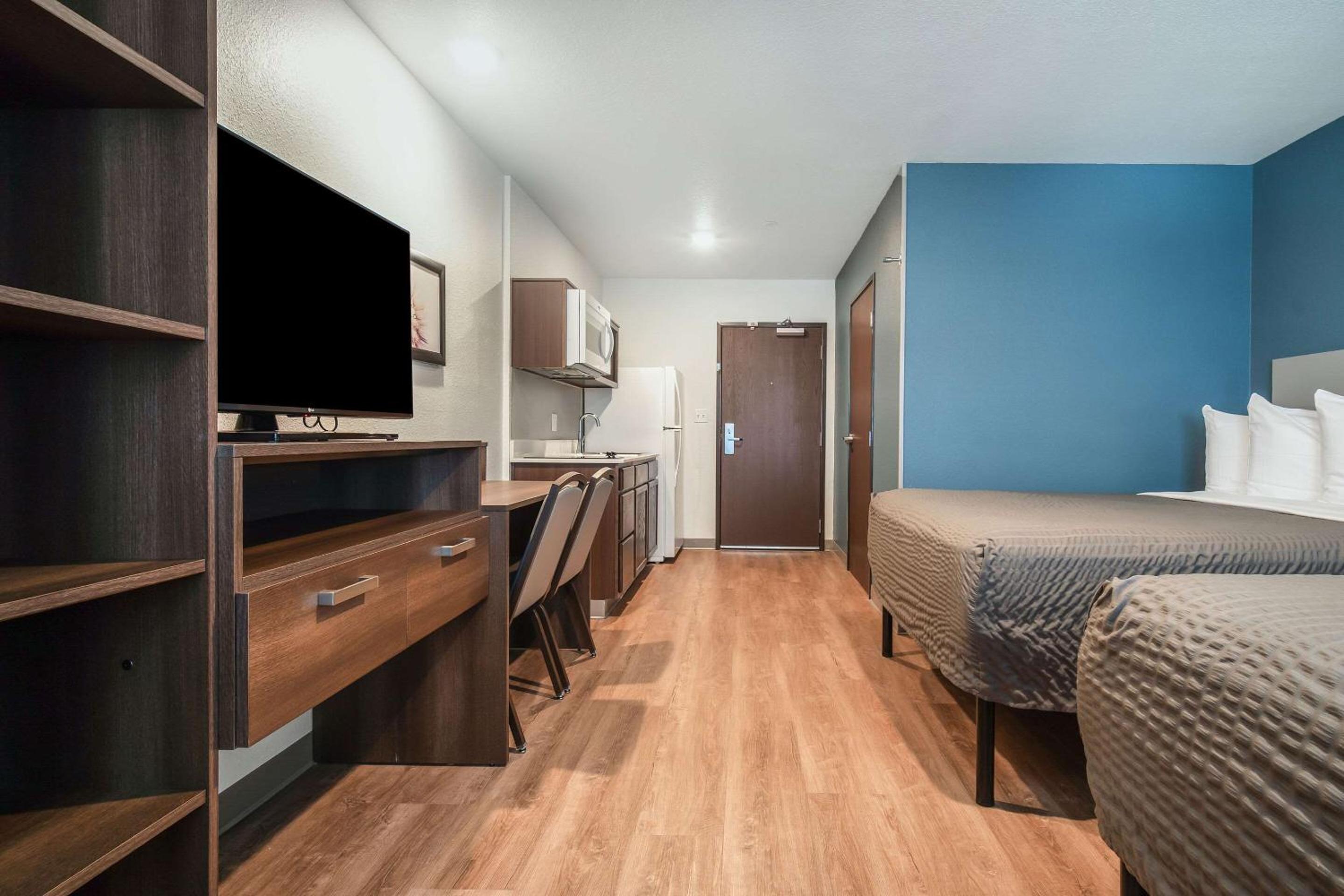 Standard Queen Room with Two Queen Beds - Non-Smoking - Photo 2