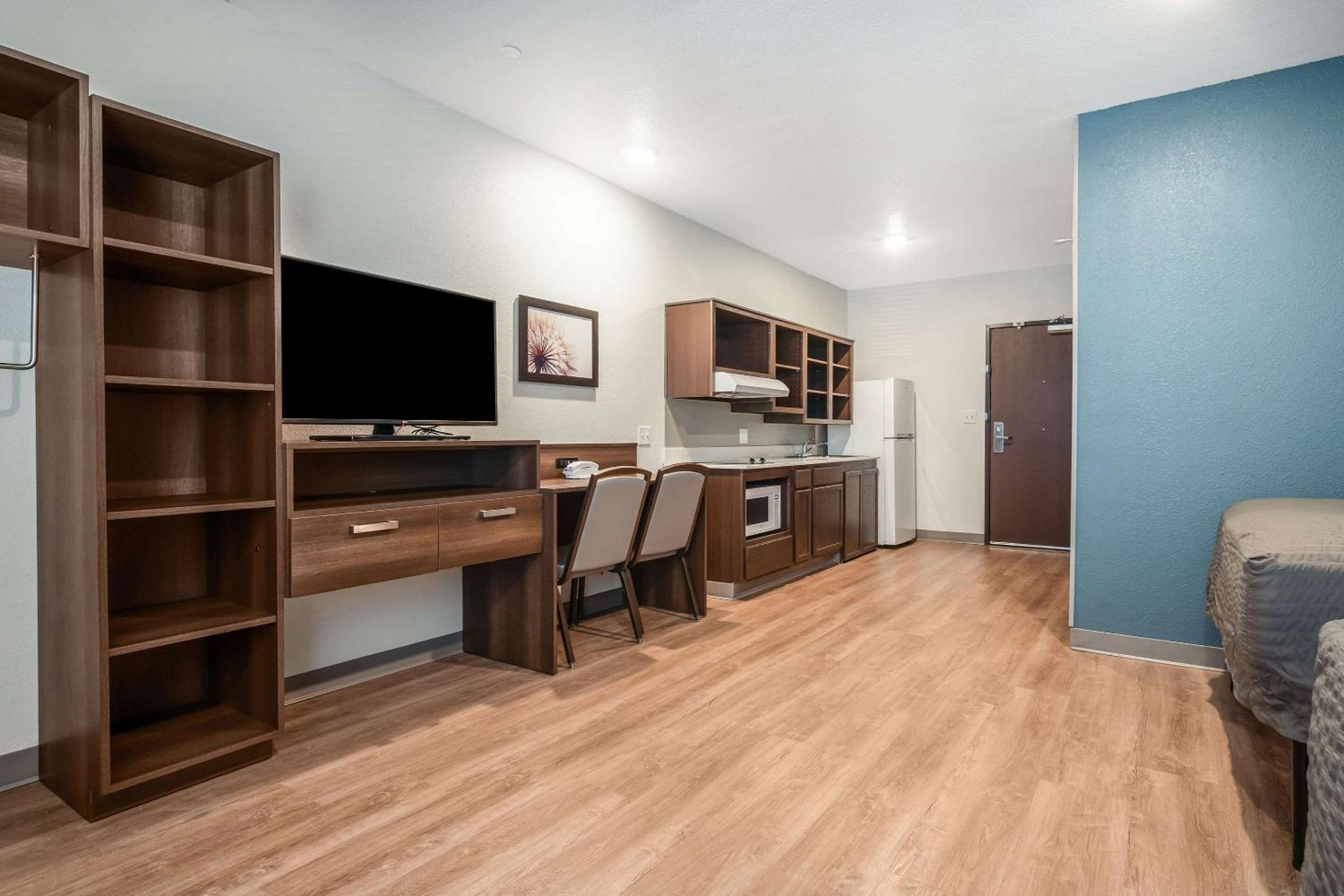 Queen Room with Two Queen Beds - Accessible/Non-Smoking  - Photo 4