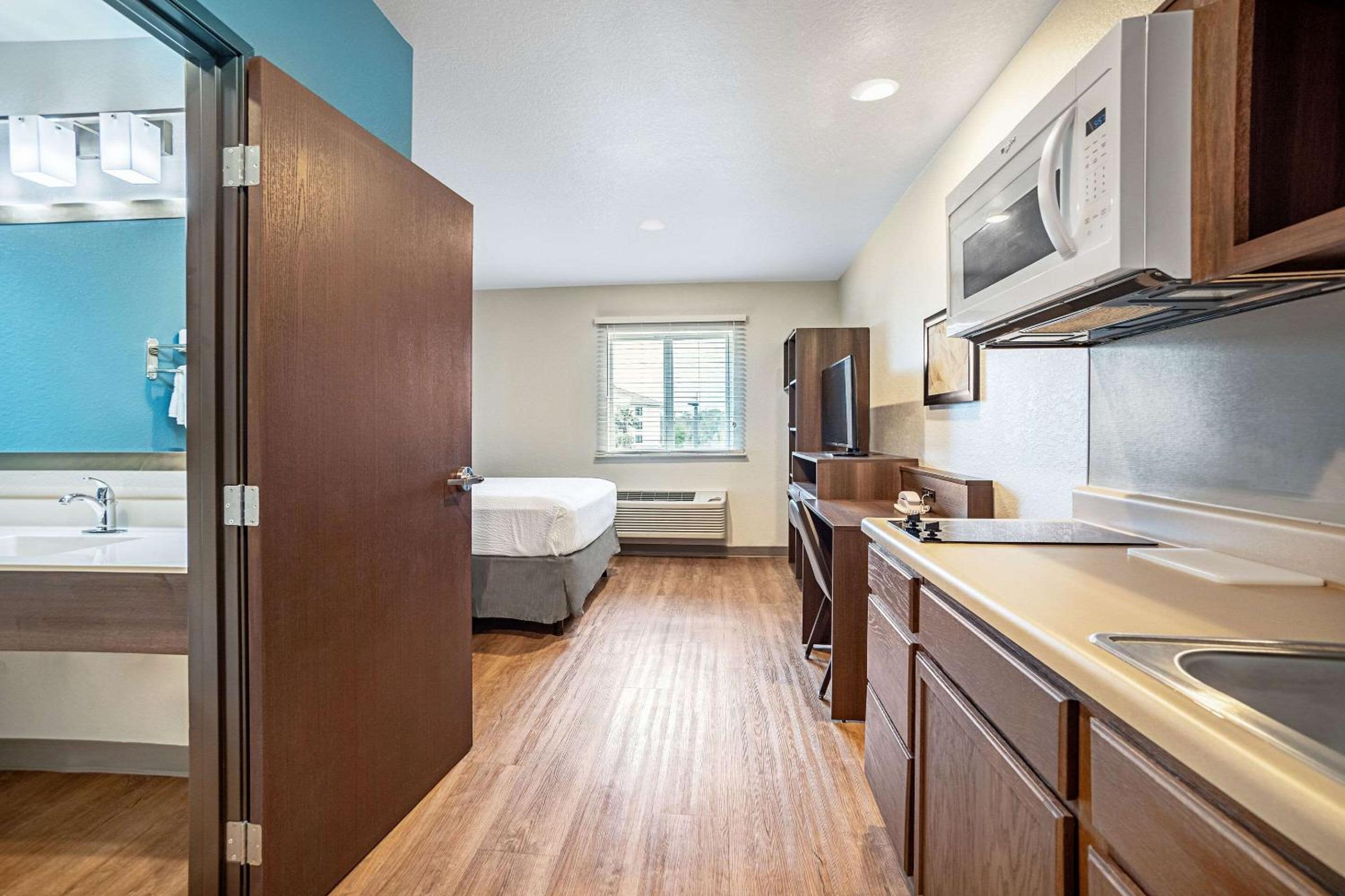 Queen Room  with Roll-In Shower - Disability Access/Non-Smoking photo 3