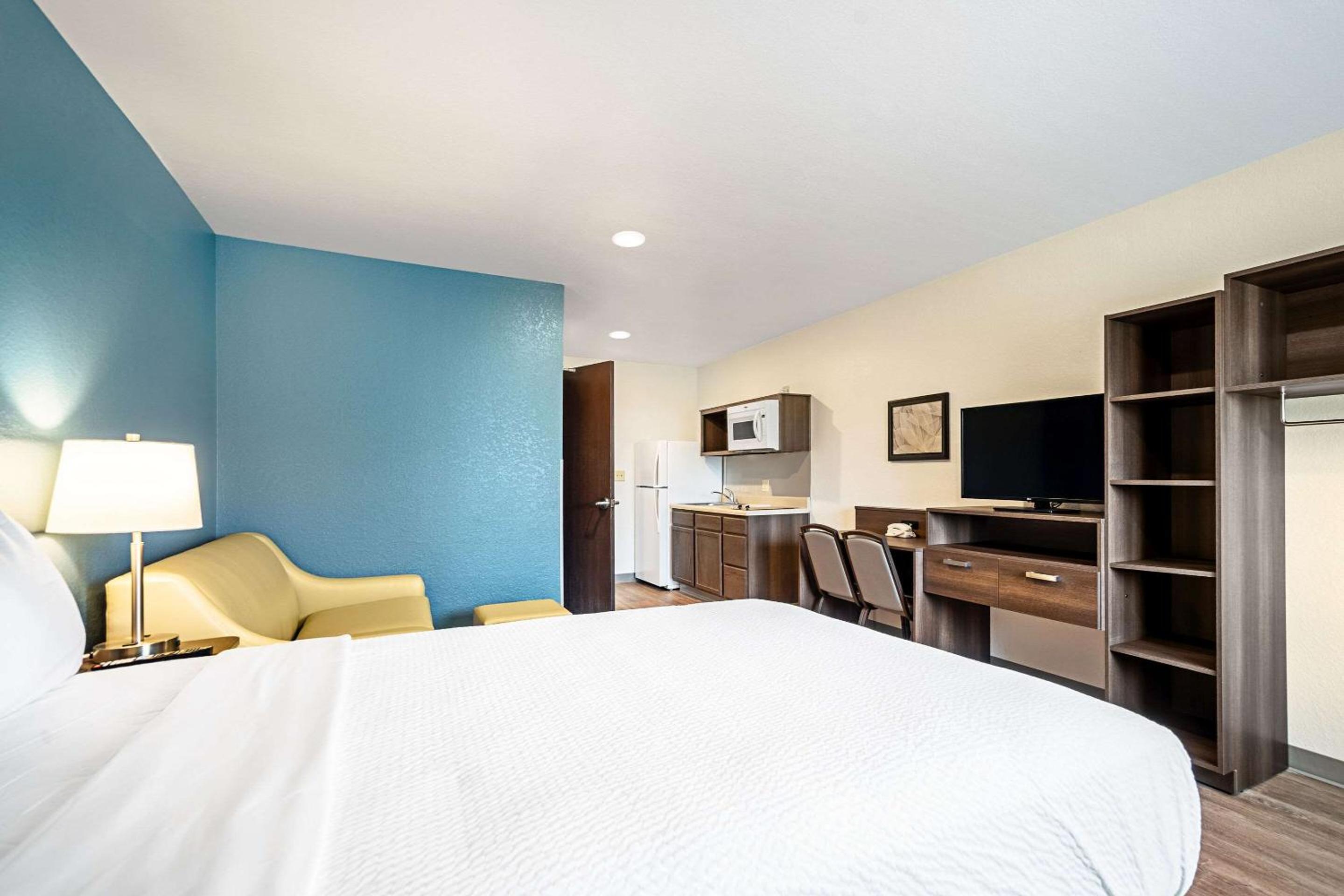 Queen Room with Sofa Bed - Disability Access/Non-Smoking photo 3