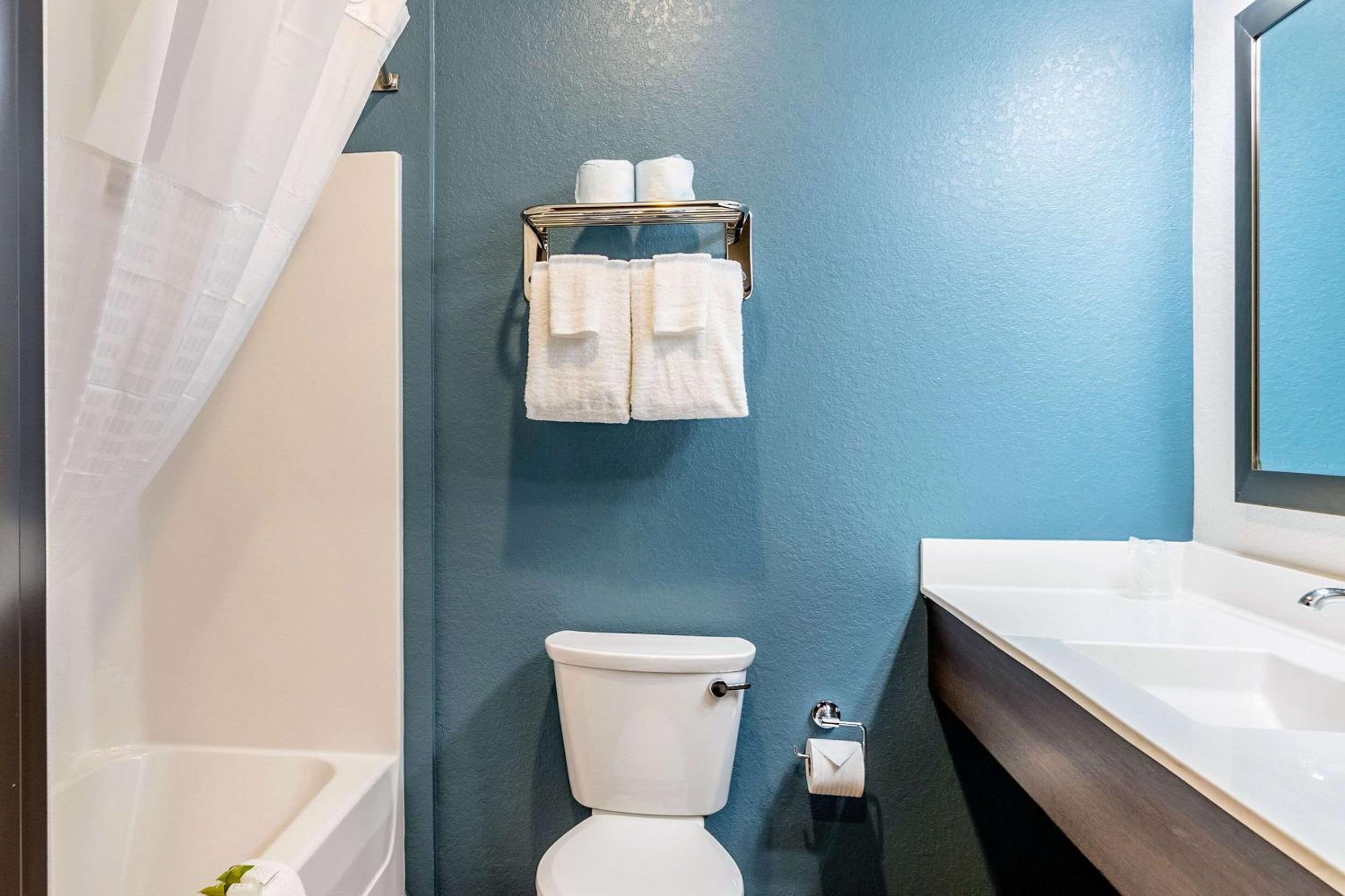 Queen Room  with Roll-In Shower - Disability Access/Non-Smoking photo 2