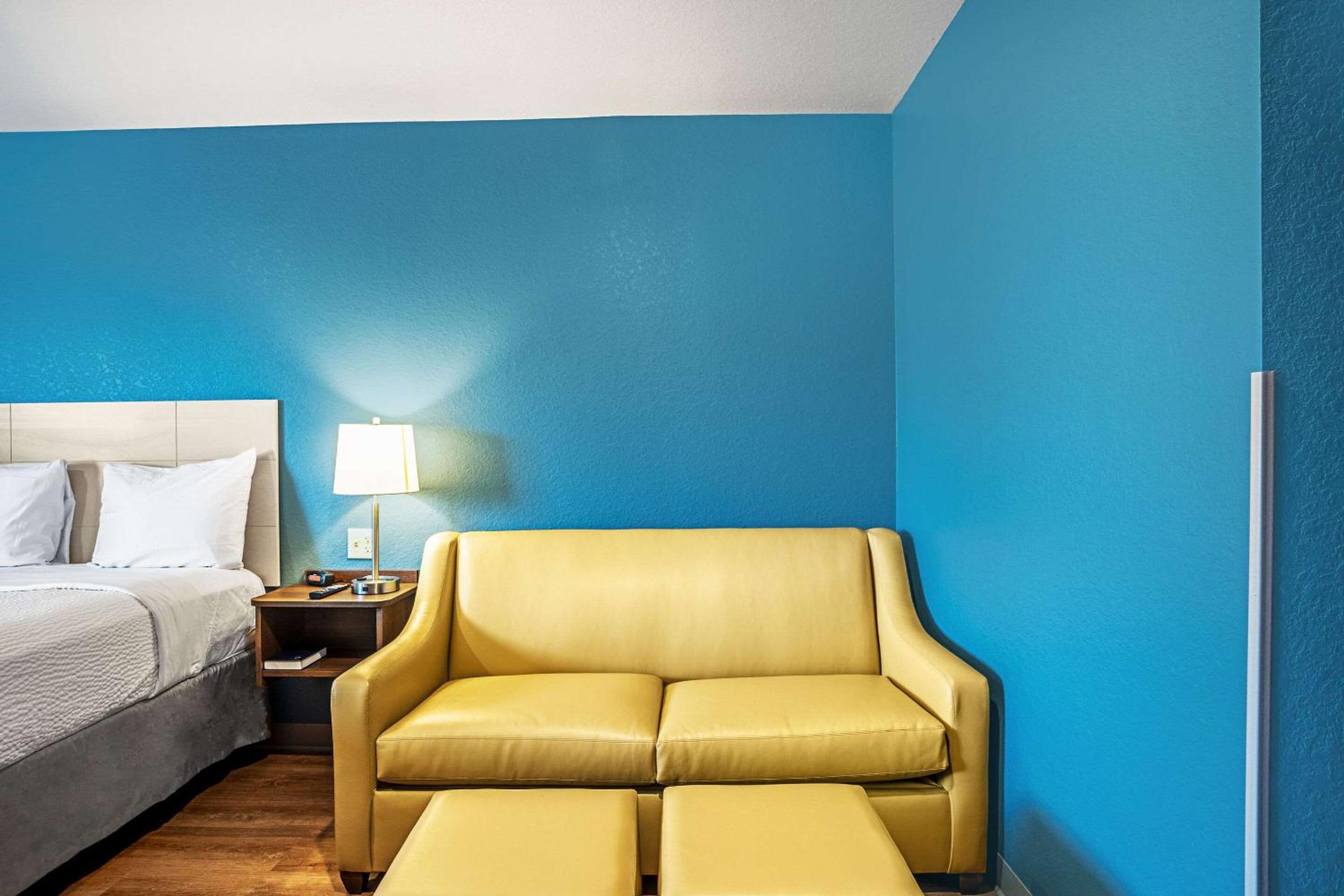 Queen Room with Sofa Bed - Disability Access/Non-Smoking photo 2