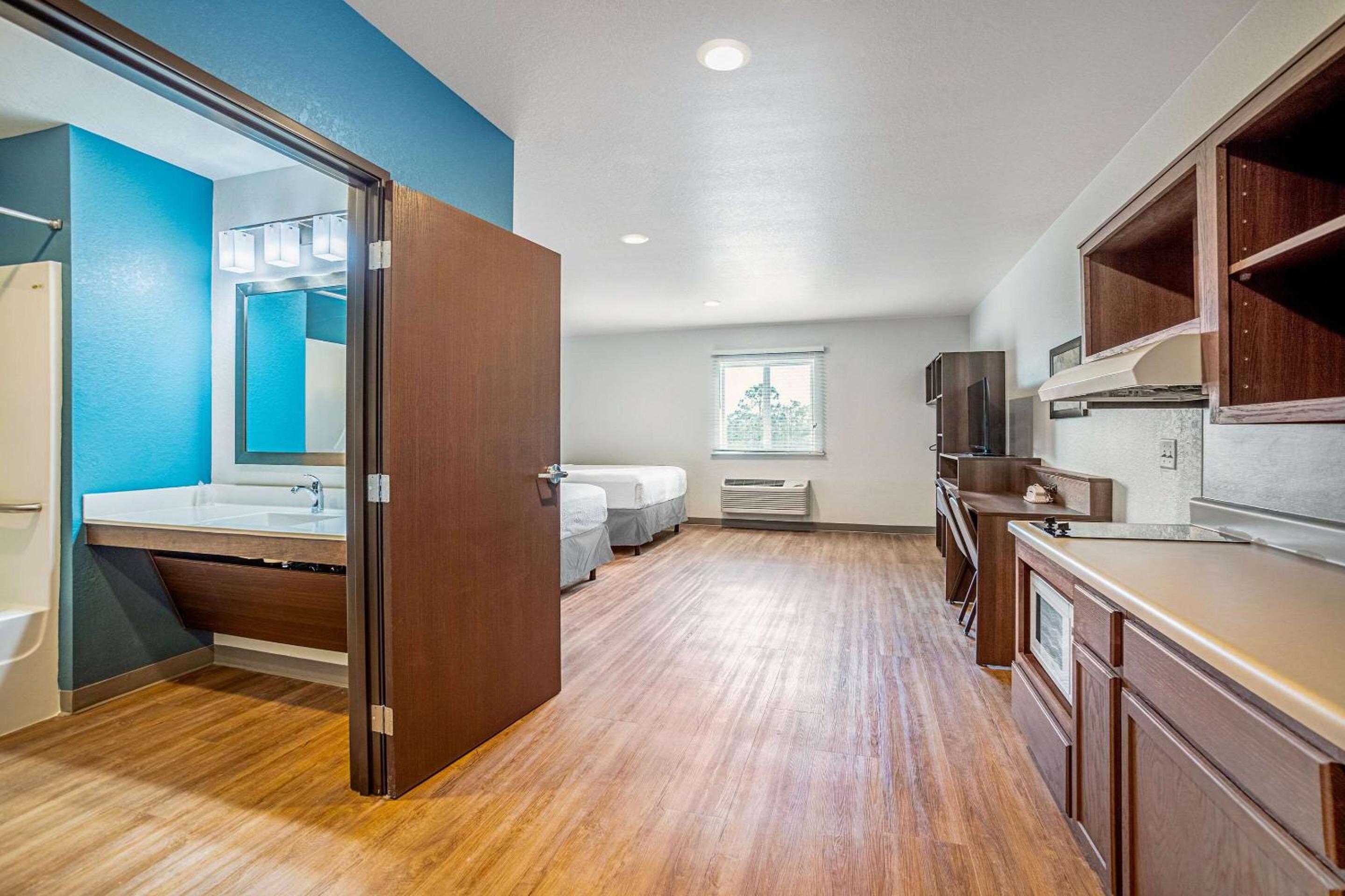 Queen Room with Two Queen Beds - Accessible/Non-Smoking  photo 3