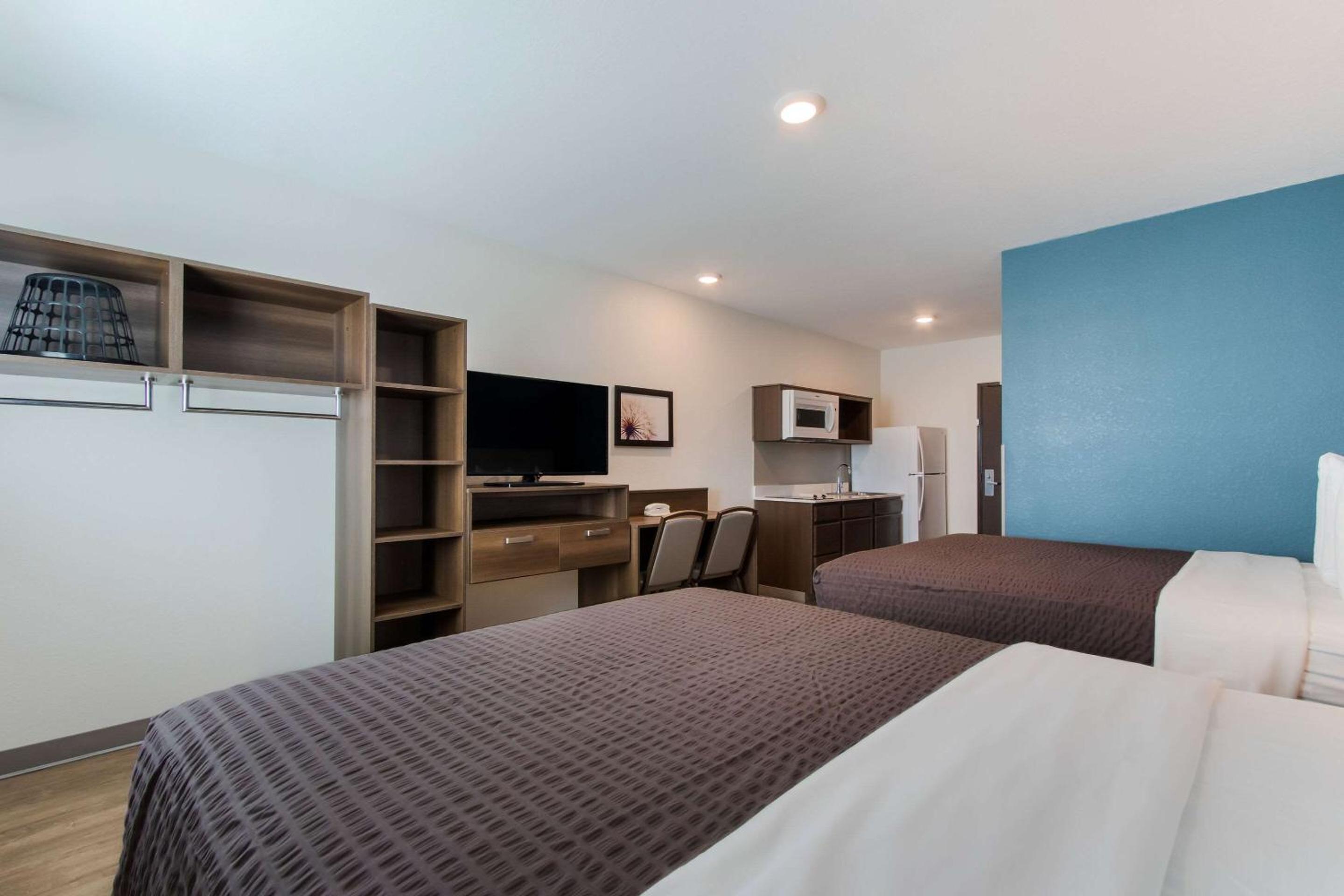 Standard Queen Room with Two Queen Beds - Non-Smoking - Photo 1