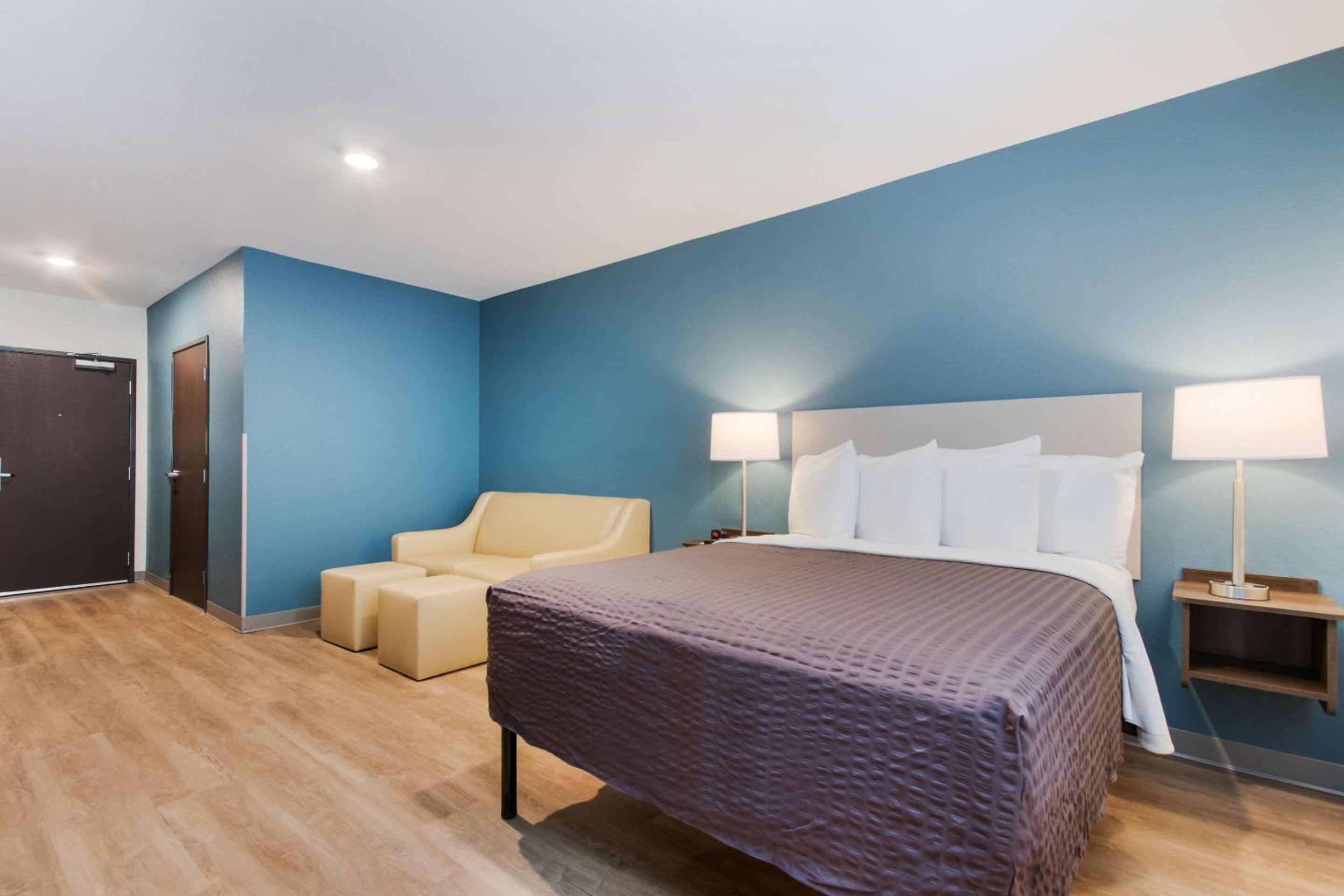Standard Queen Room with Sofa Bed - Non-Smoking - Photo 1