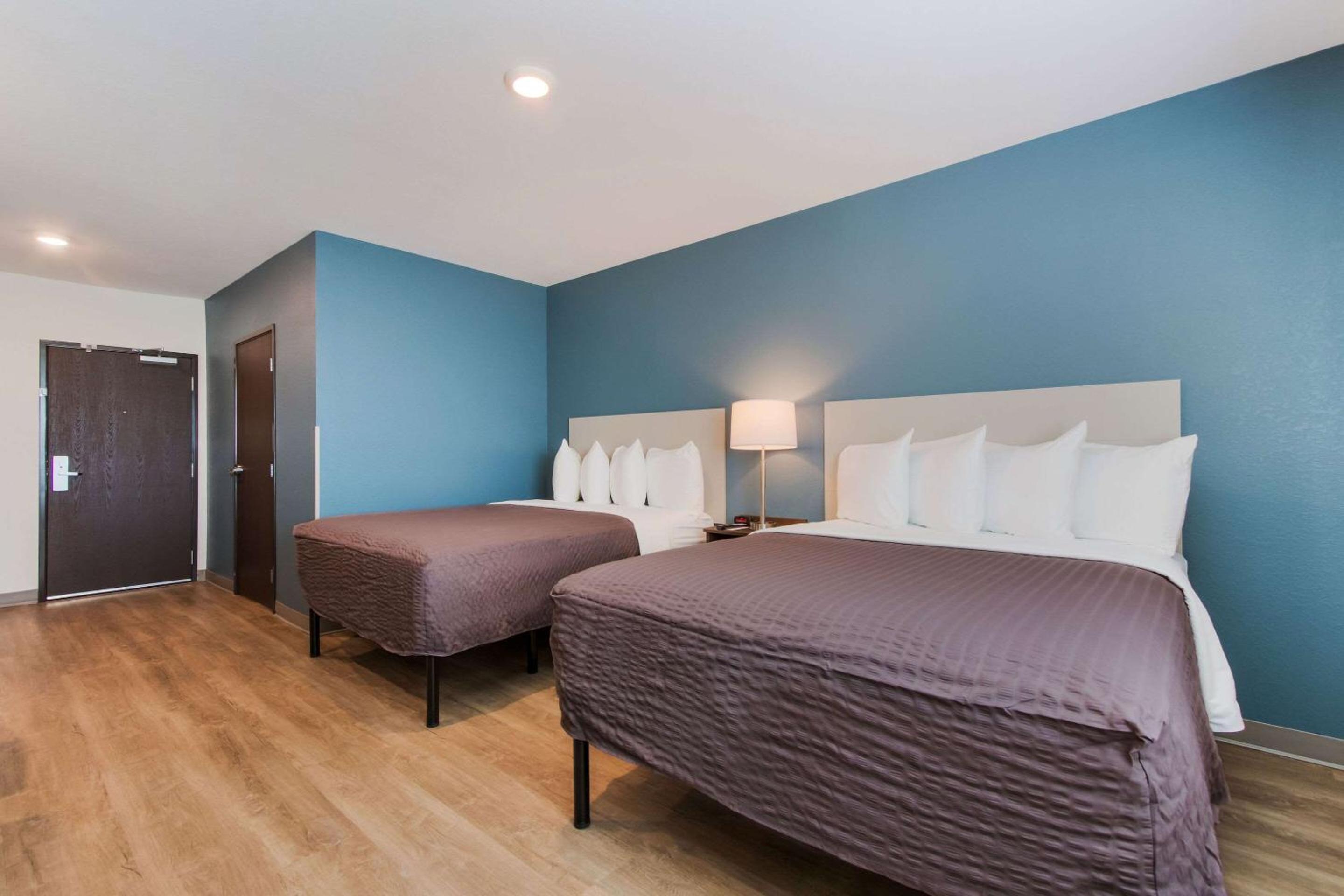 Standard Queen Room with Two Queen Beds - Non-Smoking - Photo 4