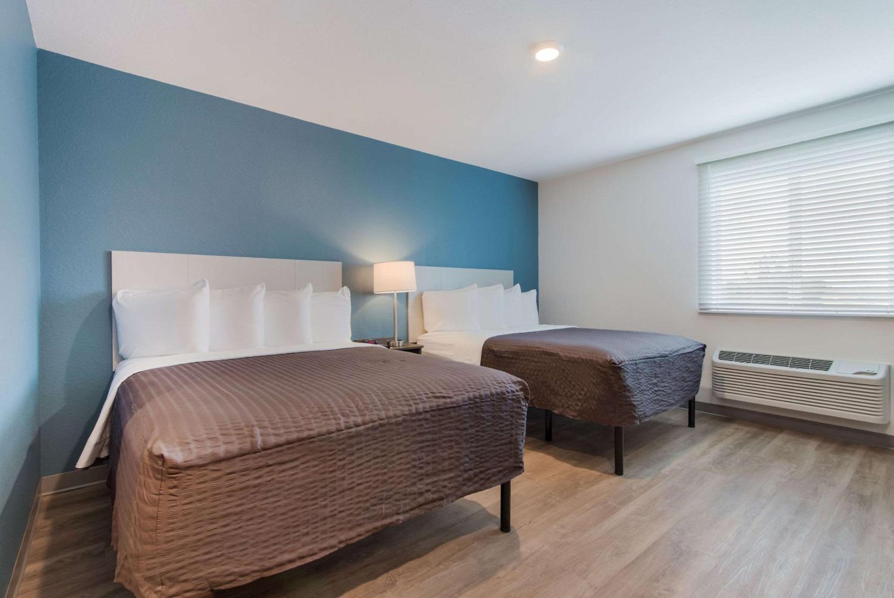 Standard Queen Room with Two Queen Beds - Non-Smoking - Photo 2