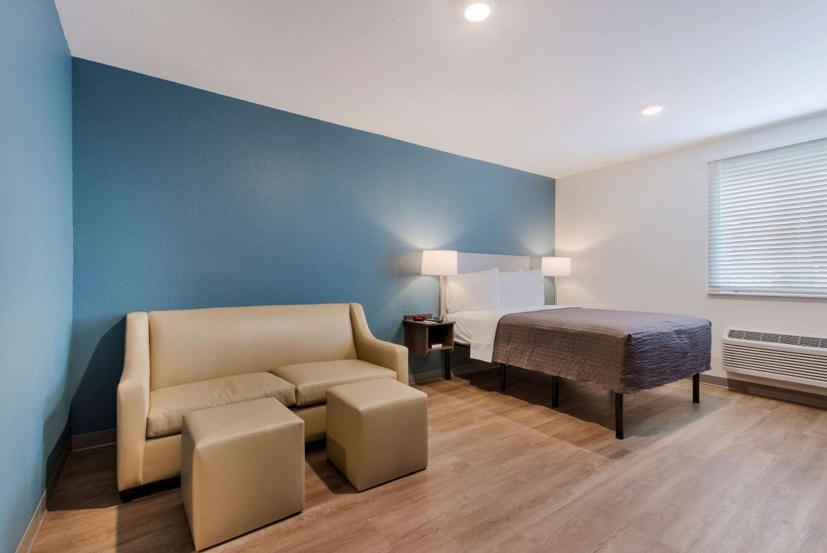 Standard Queen Room with Sofa Bed - Non-Smoking - Photo 3